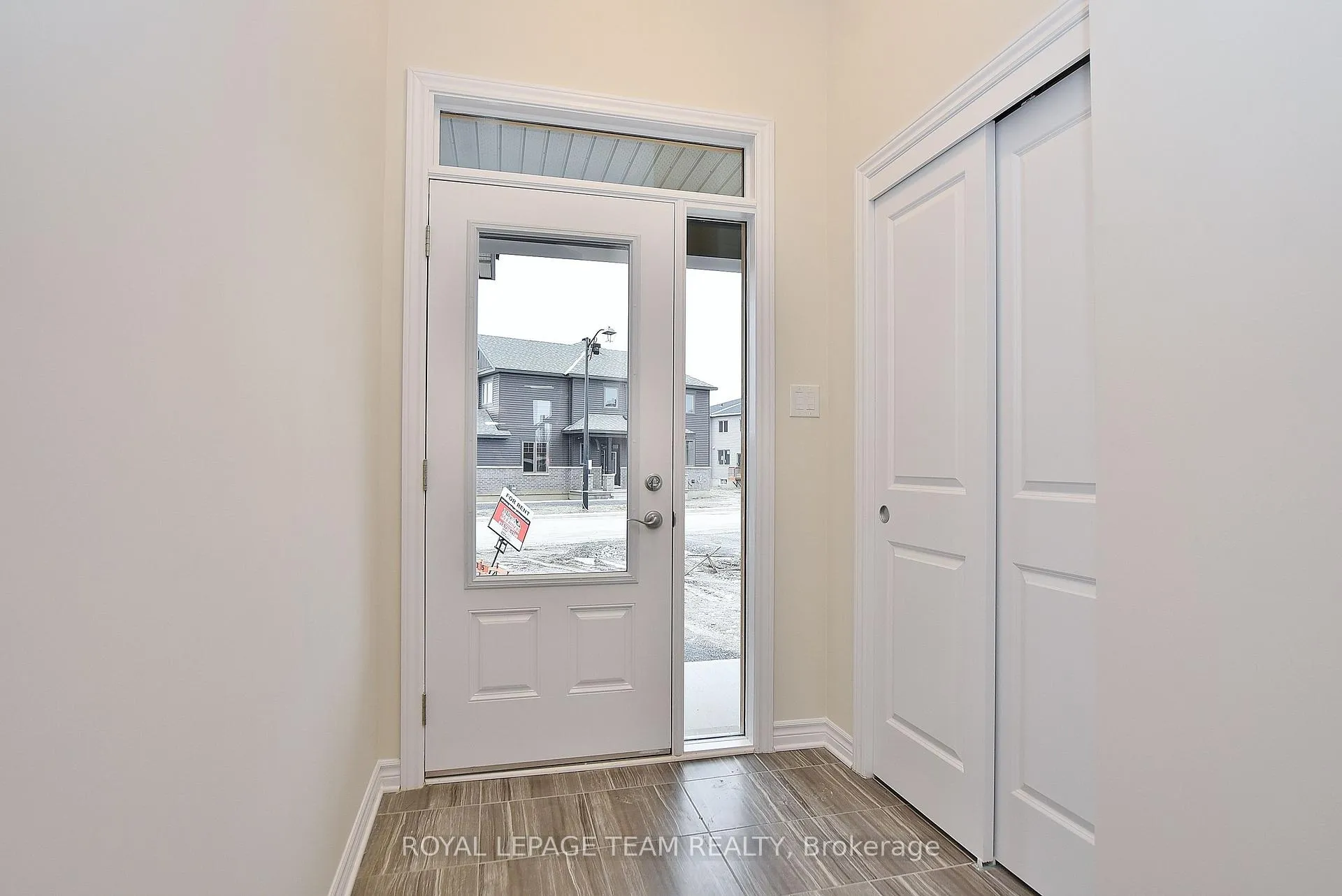 Photo 2 of 30 Rookie Crescent, Ottawa, Kanata - Emerald Meadows/Trailwest — HOMEH