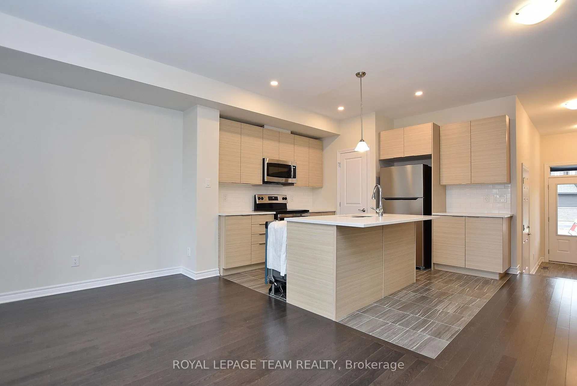 Photo 9 of 30 Rookie Crescent, Ottawa, Kanata - Emerald Meadows/Trailwest — HOMEH