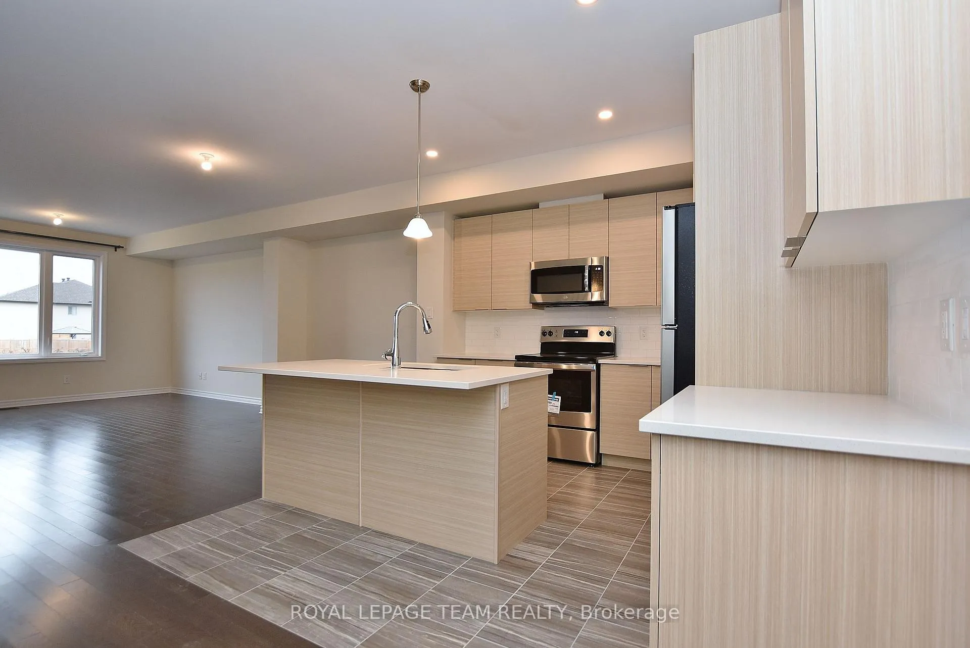 Photo 10 of 30 Rookie Crescent, Ottawa, Kanata - Emerald Meadows/Trailwest — HOMEH