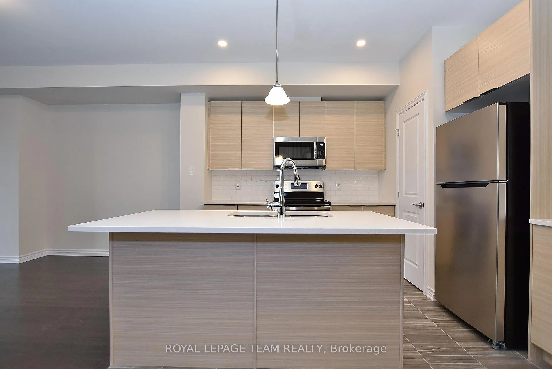 Photo 11 of 30 Rookie Crescent, Ottawa, Kanata - Emerald Meadows/Trailwest — HOMEH