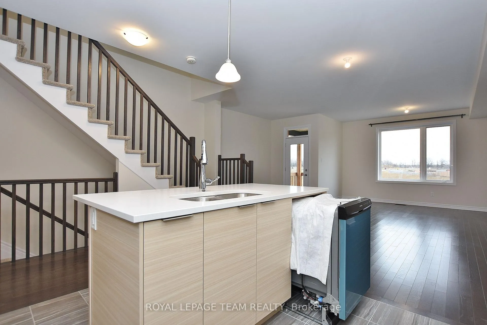 Photo 13 of 30 Rookie Crescent, Ottawa, Kanata - Emerald Meadows/Trailwest — HOMEH