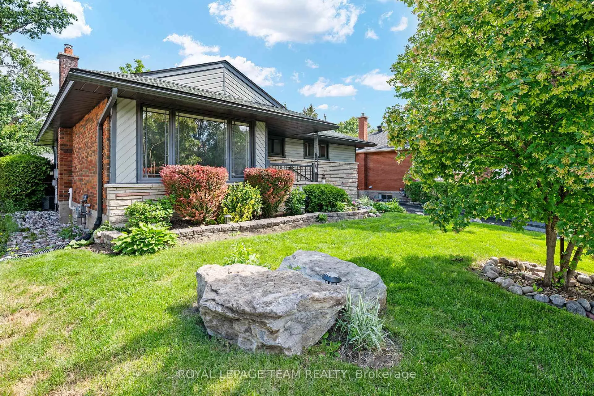 Photo 3 of 879 Pleasant Park Road, Ottawa, Elmvale Acres — HOMEH