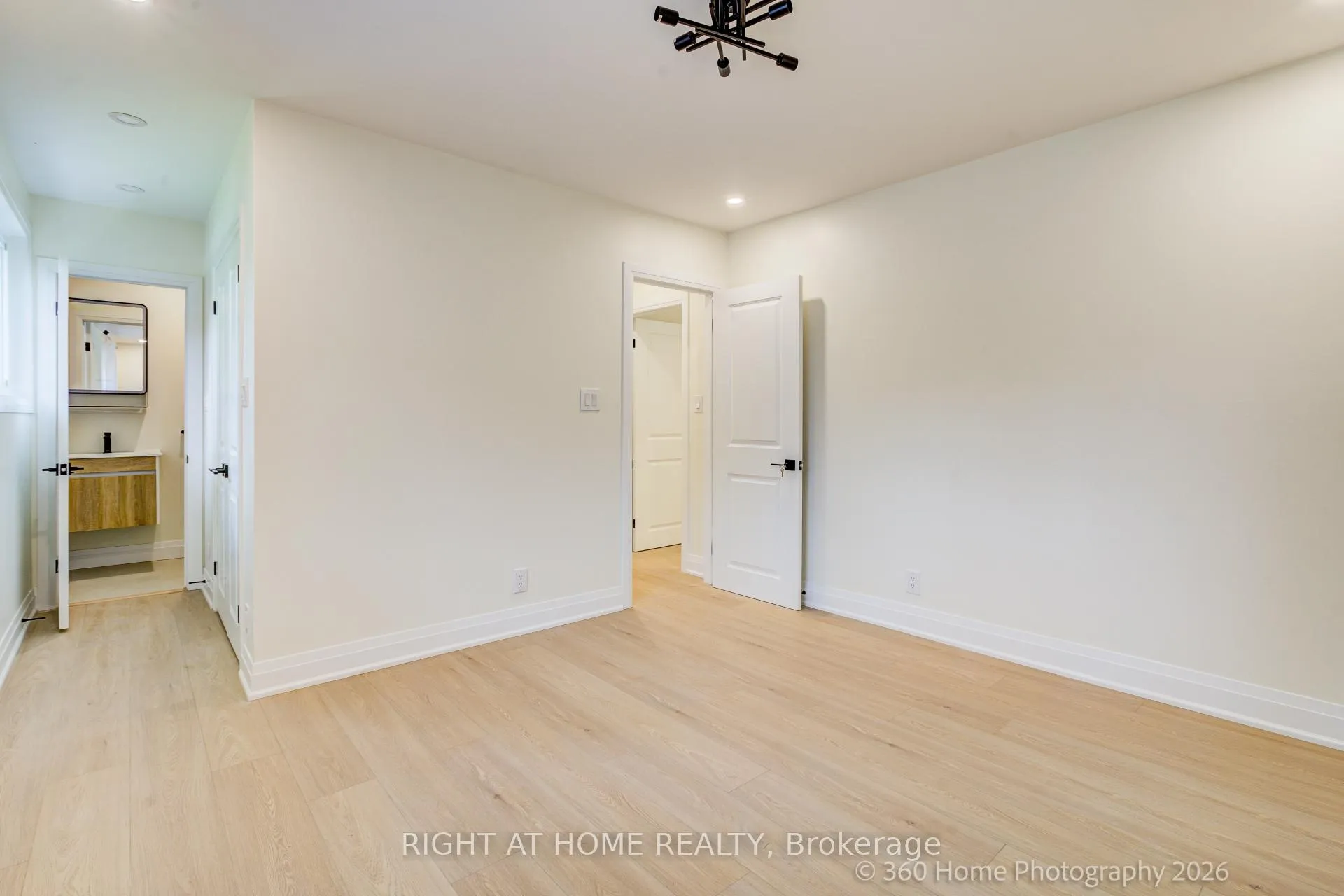 Photo 12 of 22 Gleneagle Crescent, North York, Don Valley Village — HOMEH