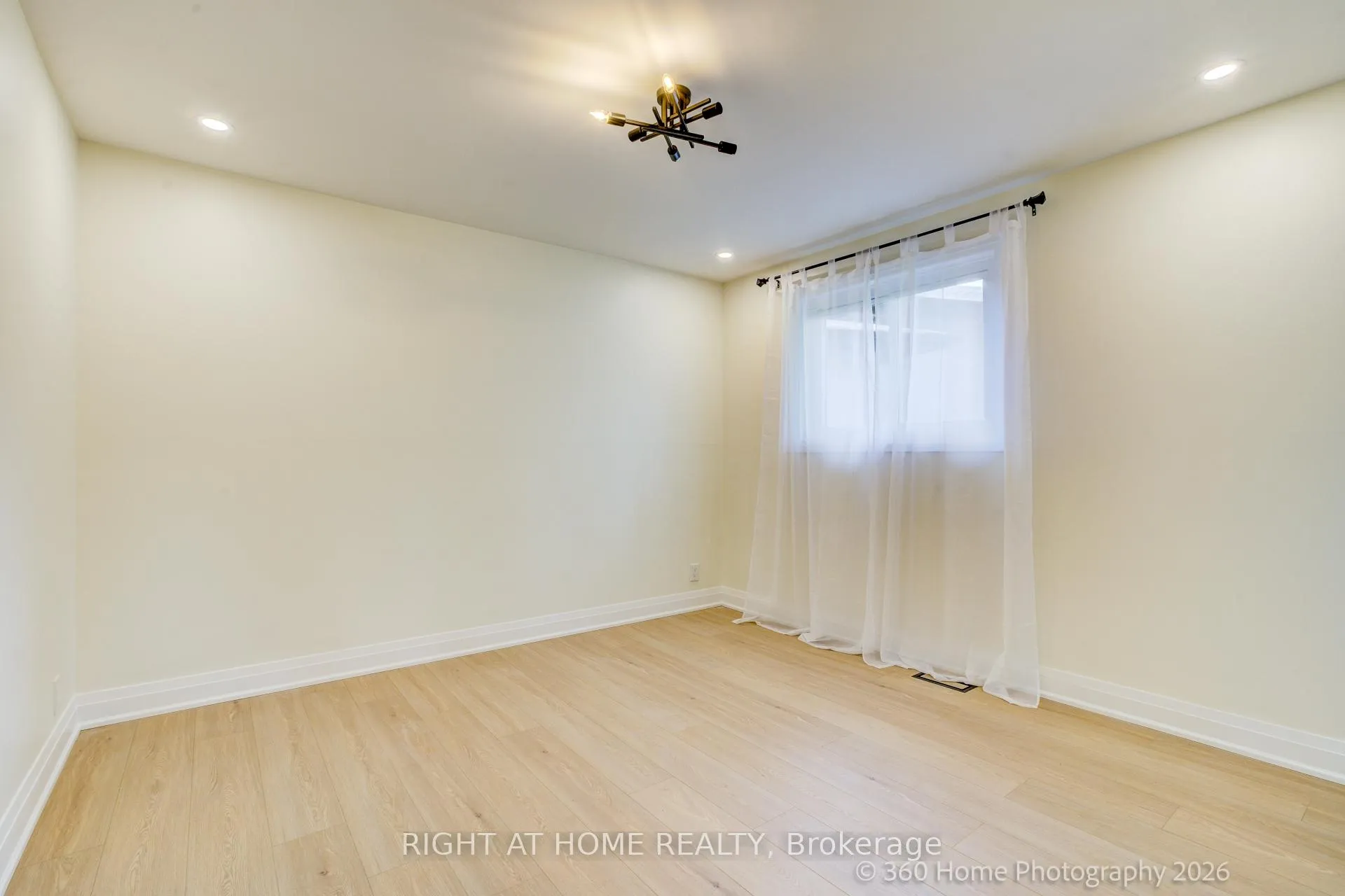 Photo 14 of 22 Gleneagle Crescent, North York, Don Valley Village — HOMEH