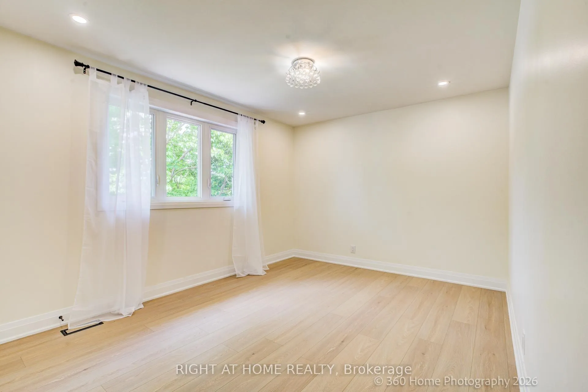 Photo 17 of 22 Gleneagle Crescent, North York, Don Valley Village — HOMEH