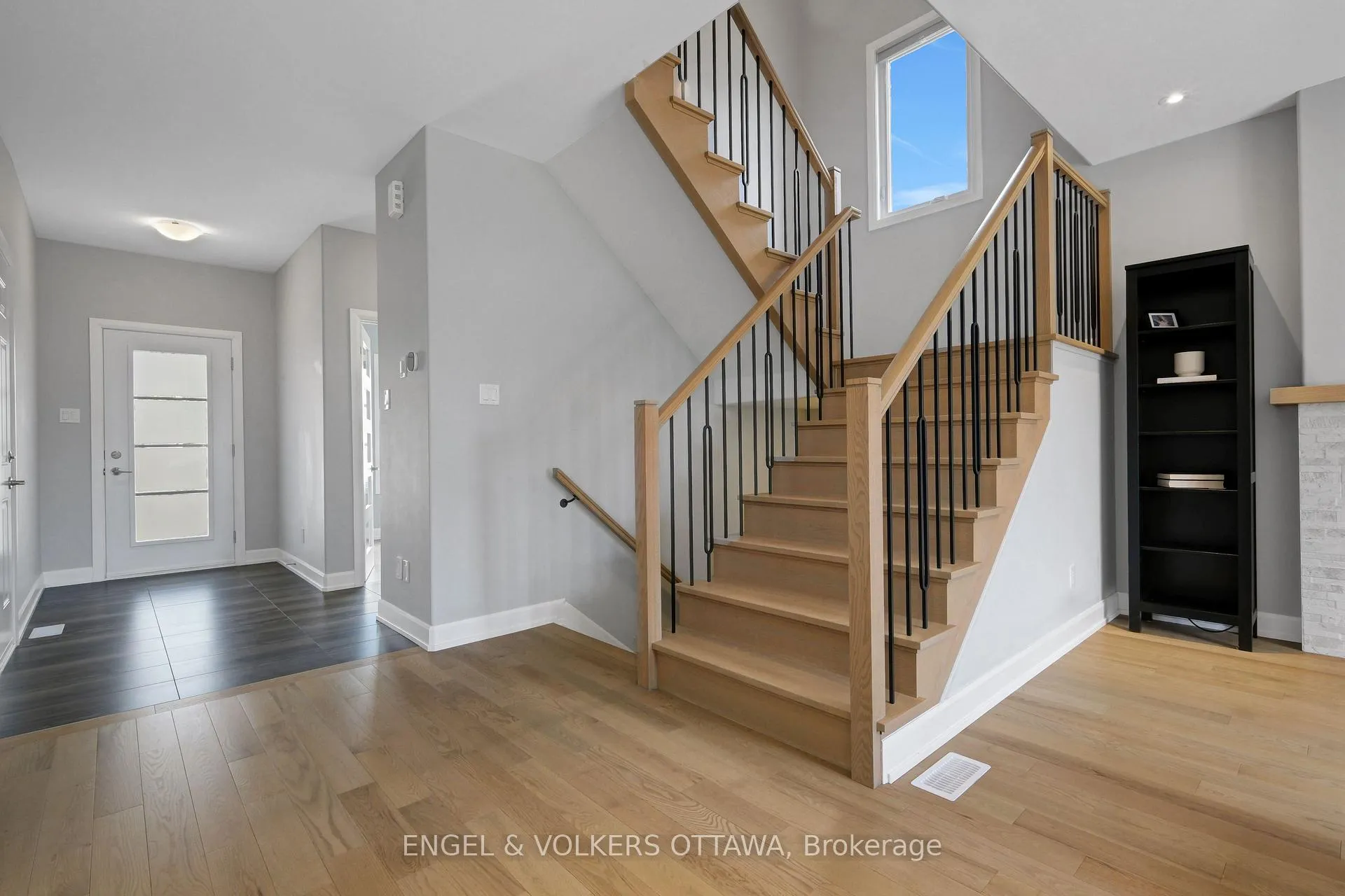Photo 5 of 325 Moonlight Drive, Russell, Russell Twp — HOMEH