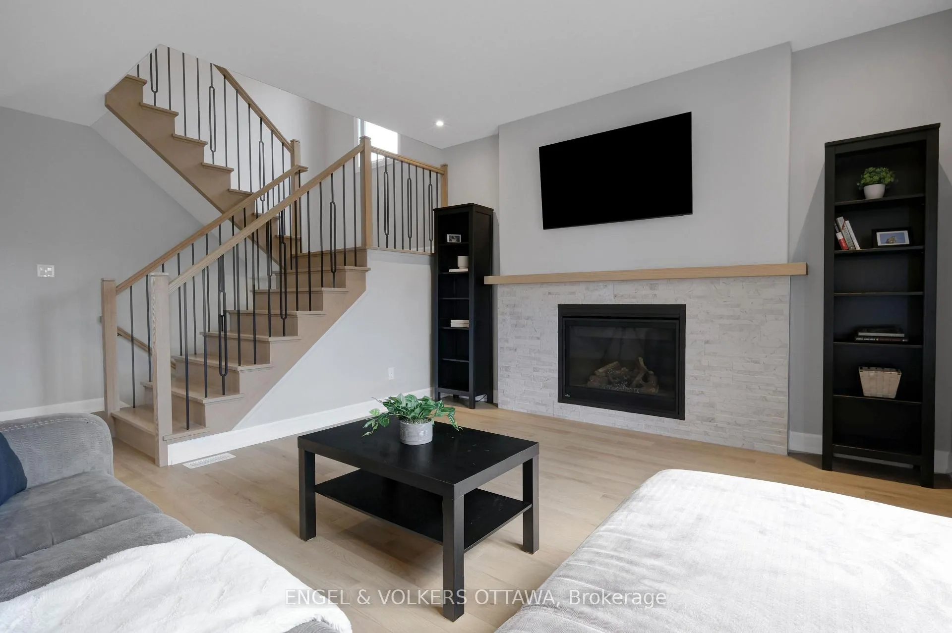 Photo 9 of 325 Moonlight Drive, Russell, Russell Twp — HOMEH