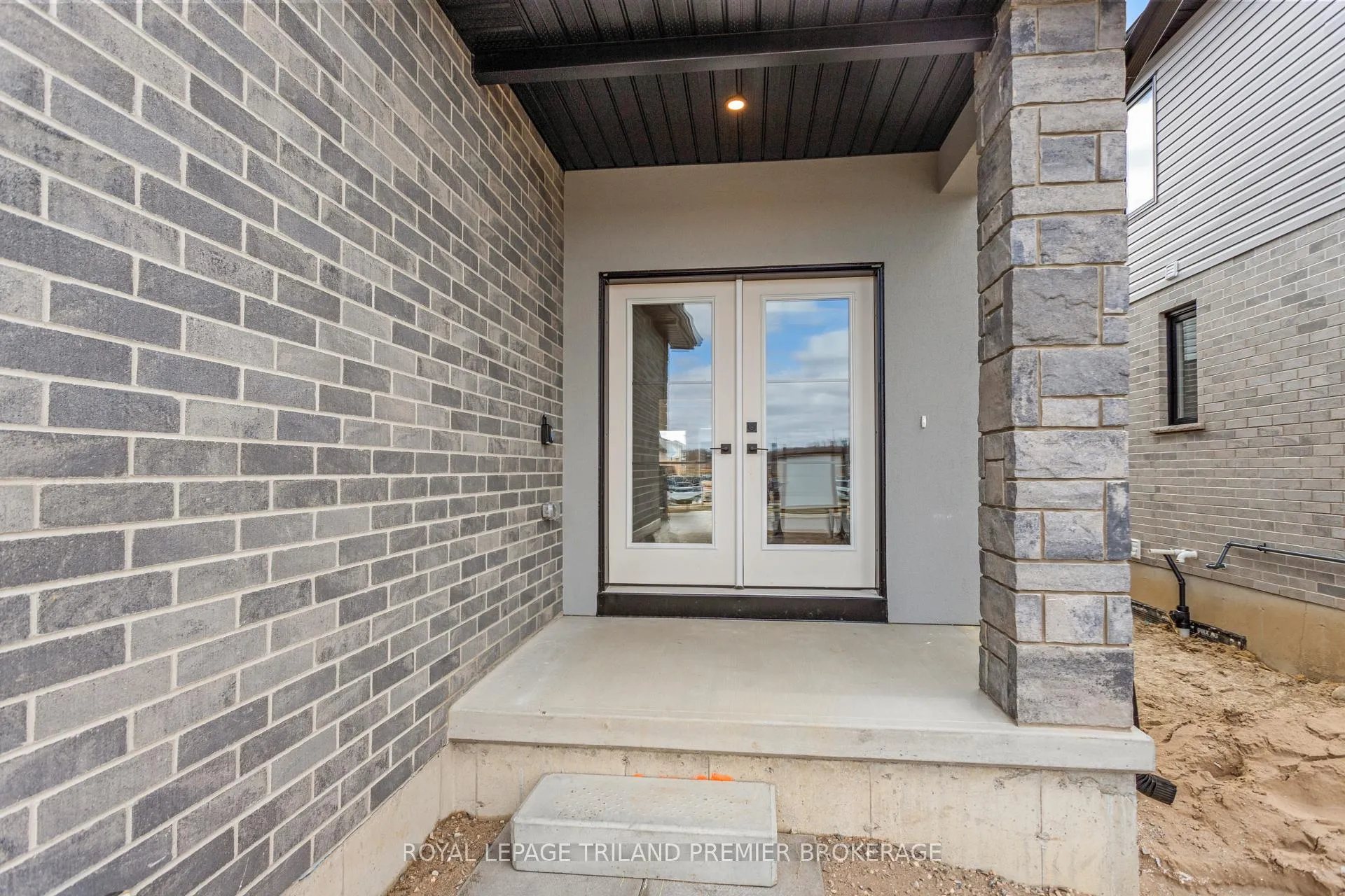 Photo 2 of 4375 Sagebrush Crescent, London, South V — HOMEH