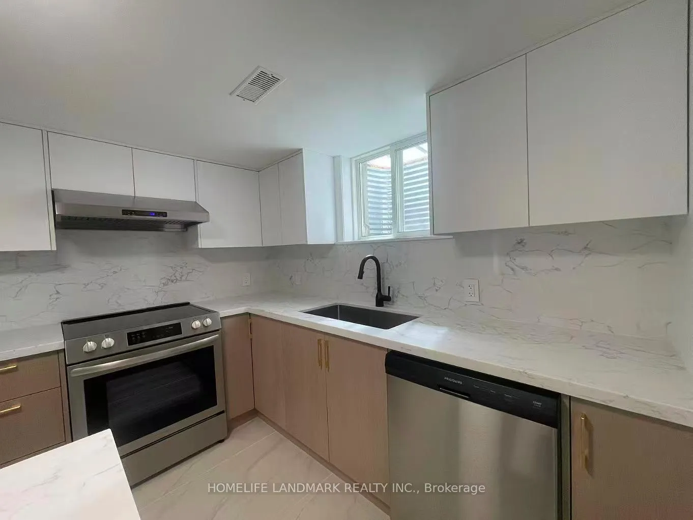 Photo 5 of Unit Unit 4, 17 Rosemeade Avenue, Etobicoke, Stonegate-Queensway — HOMEH