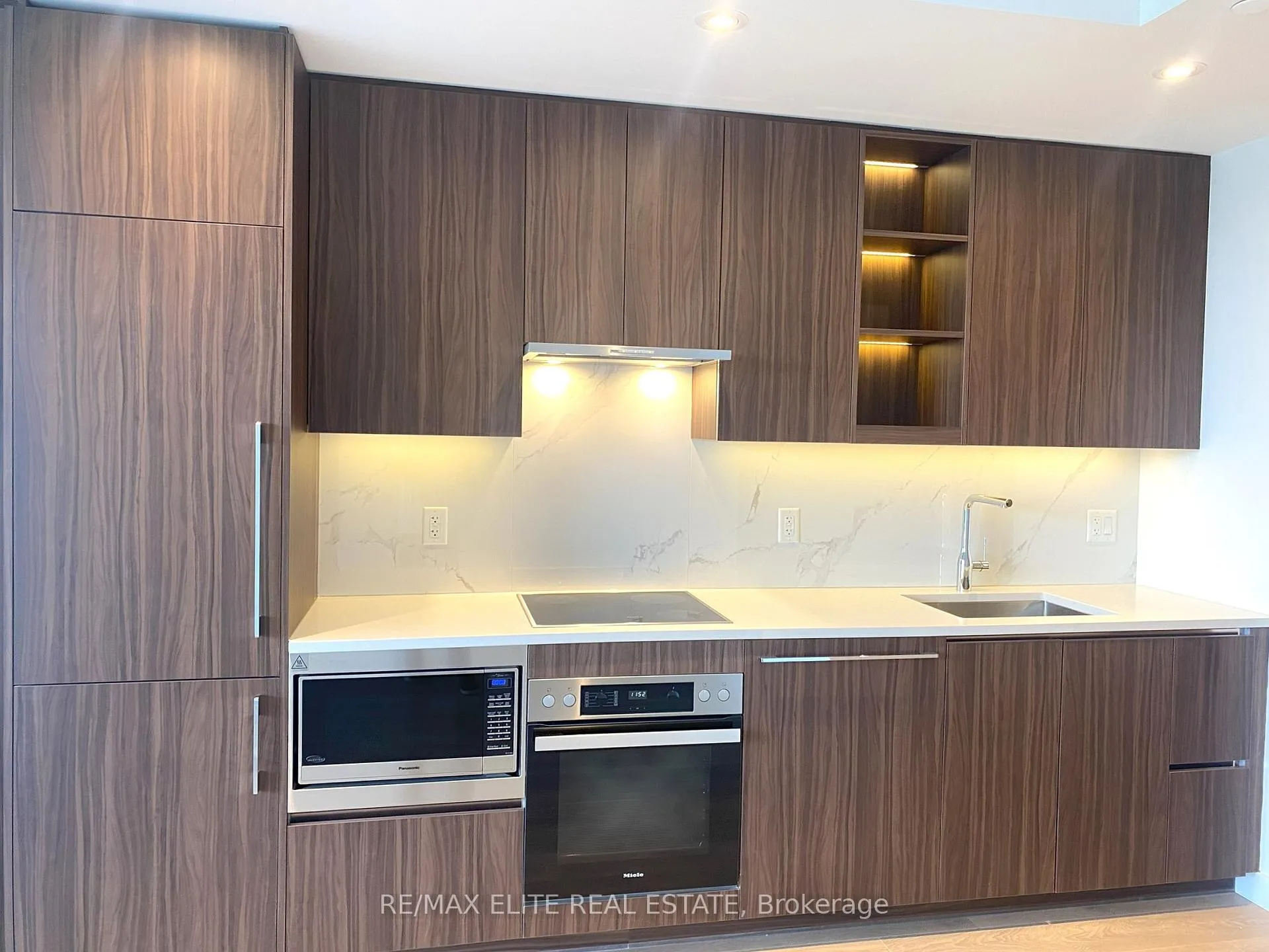 Photo 6 of Unit 611, 27 Mcmahon Drive, North York, Bayview Village — HOMEH