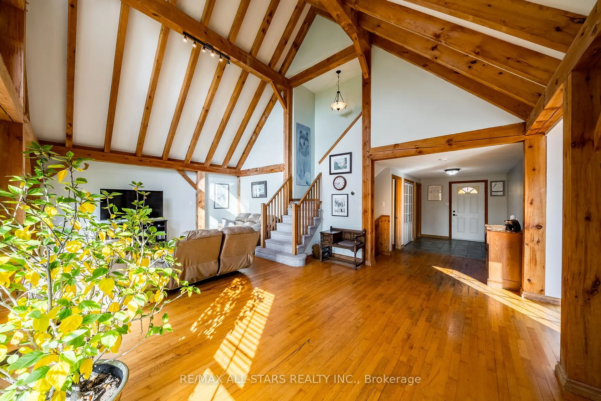 Photo 4 of 100 Snow Ridge Court, Oshawa, Raglan — HOMEH
