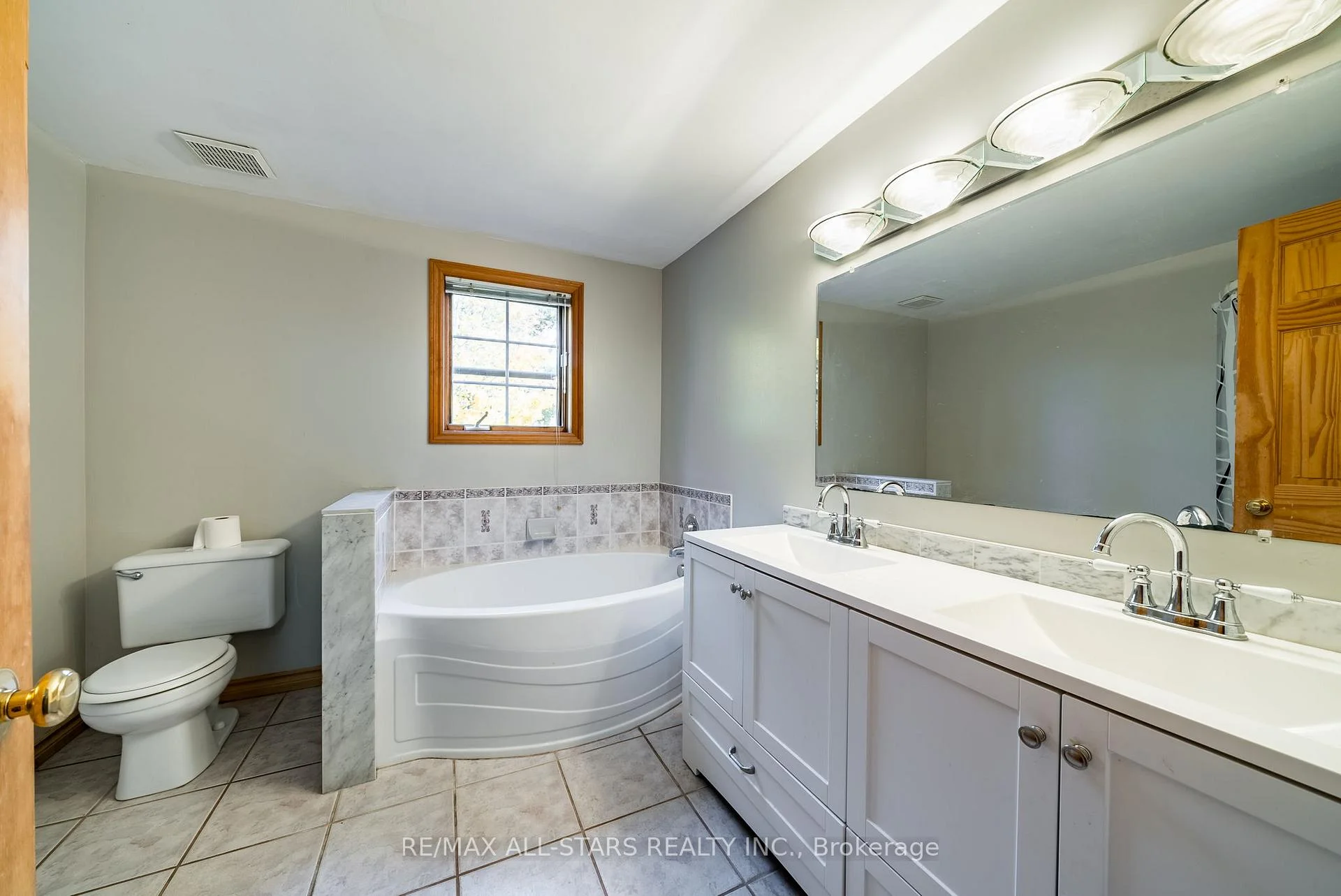 Photo 53 of 100 Snow Ridge Court, Oshawa, Raglan — HOMEH