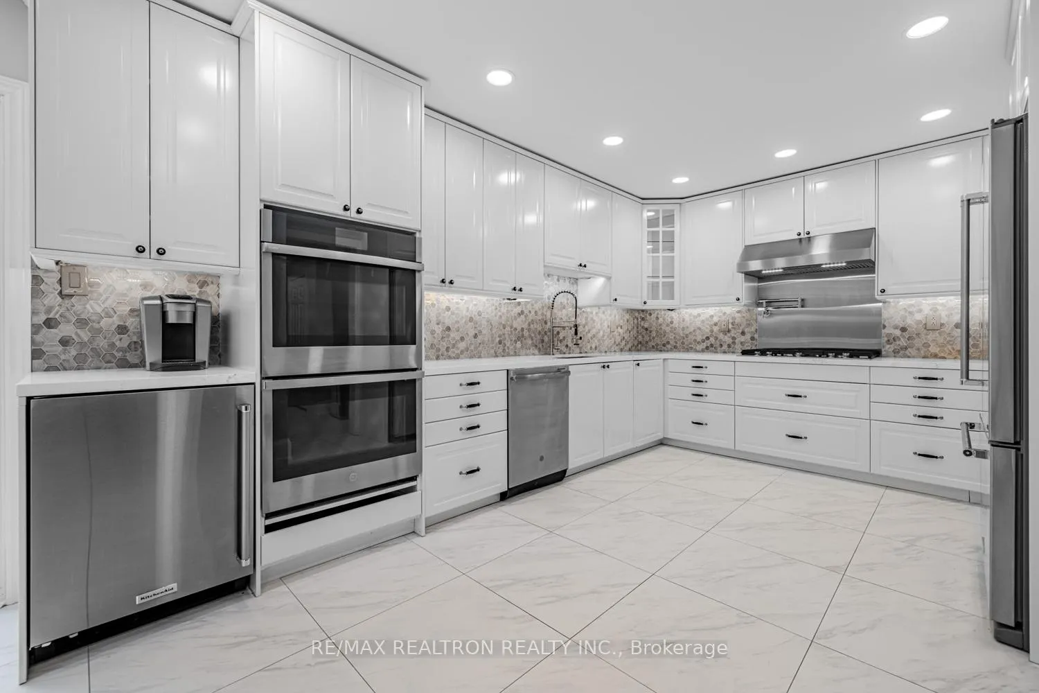 Photo 9 of 22 Willis Drive, Aurora, Aurora Highlands — HOMEH