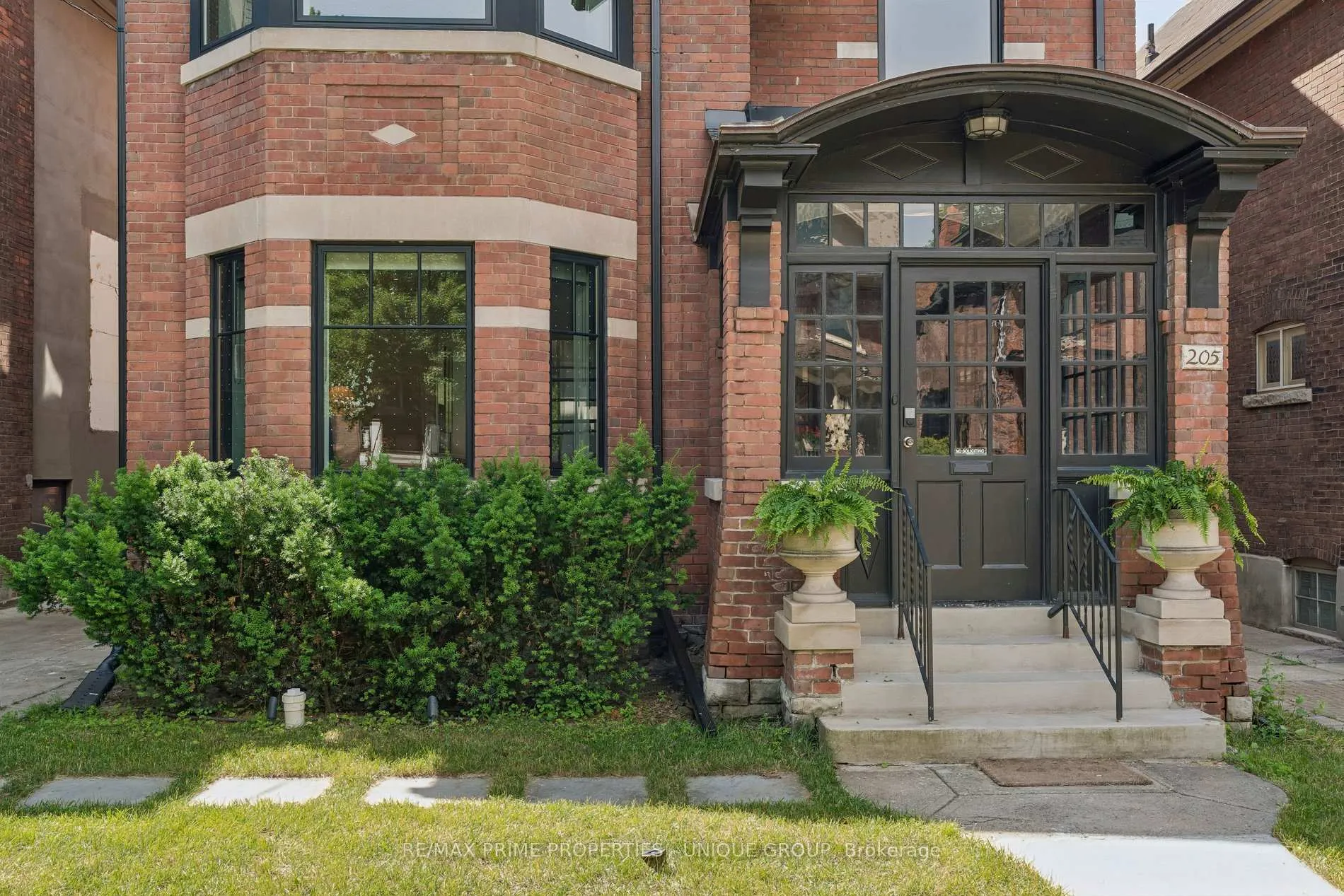 Photo 3 of 205 Geoffrey Street, Toronto, High Park-Swansea — HOMEH