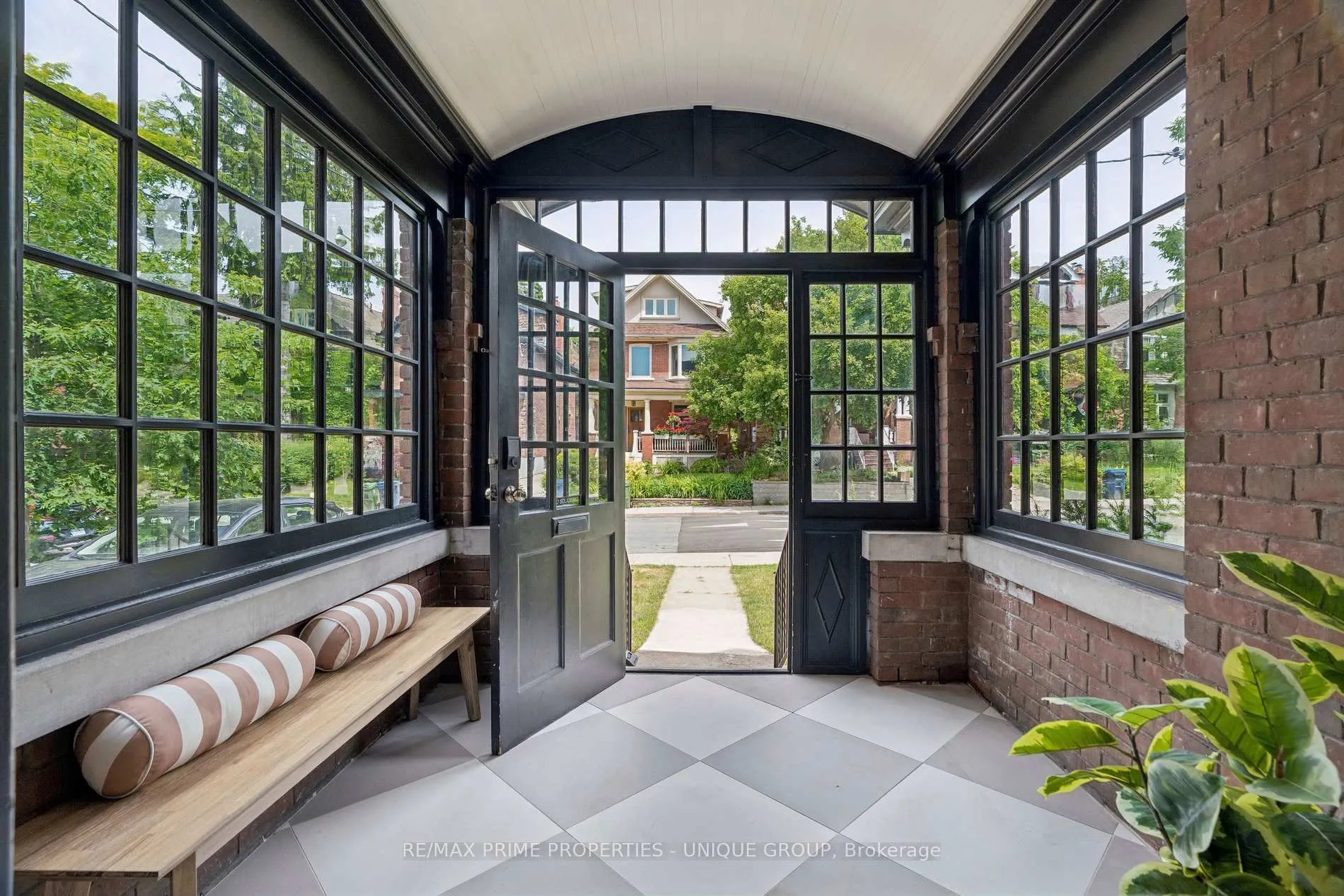 Photo 4 of 205 Geoffrey Street, Toronto, High Park-Swansea — HOMEH