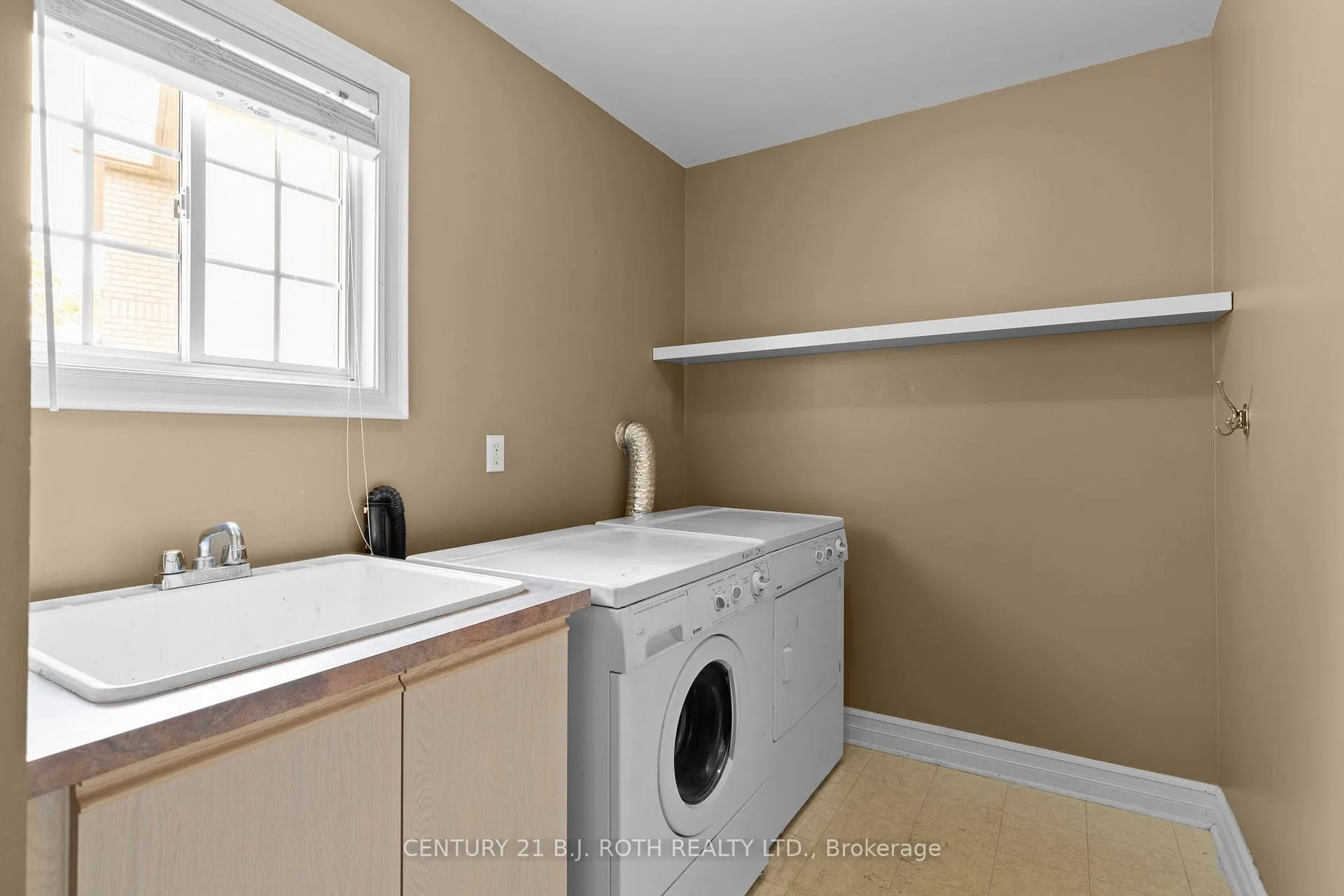 Photo 7 of 31 Emms Drive, Barrie, Holly — HOMEH