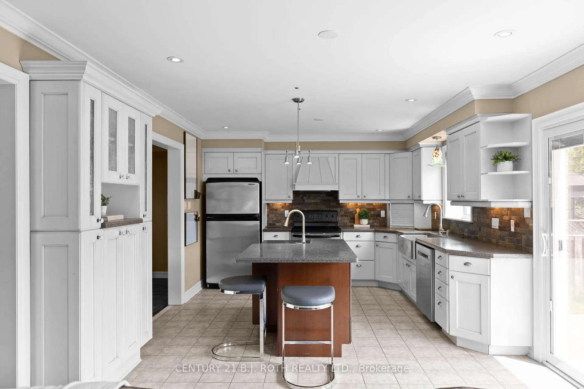 Photo 15 of 31 Emms Drive, Barrie, Holly — HOMEH