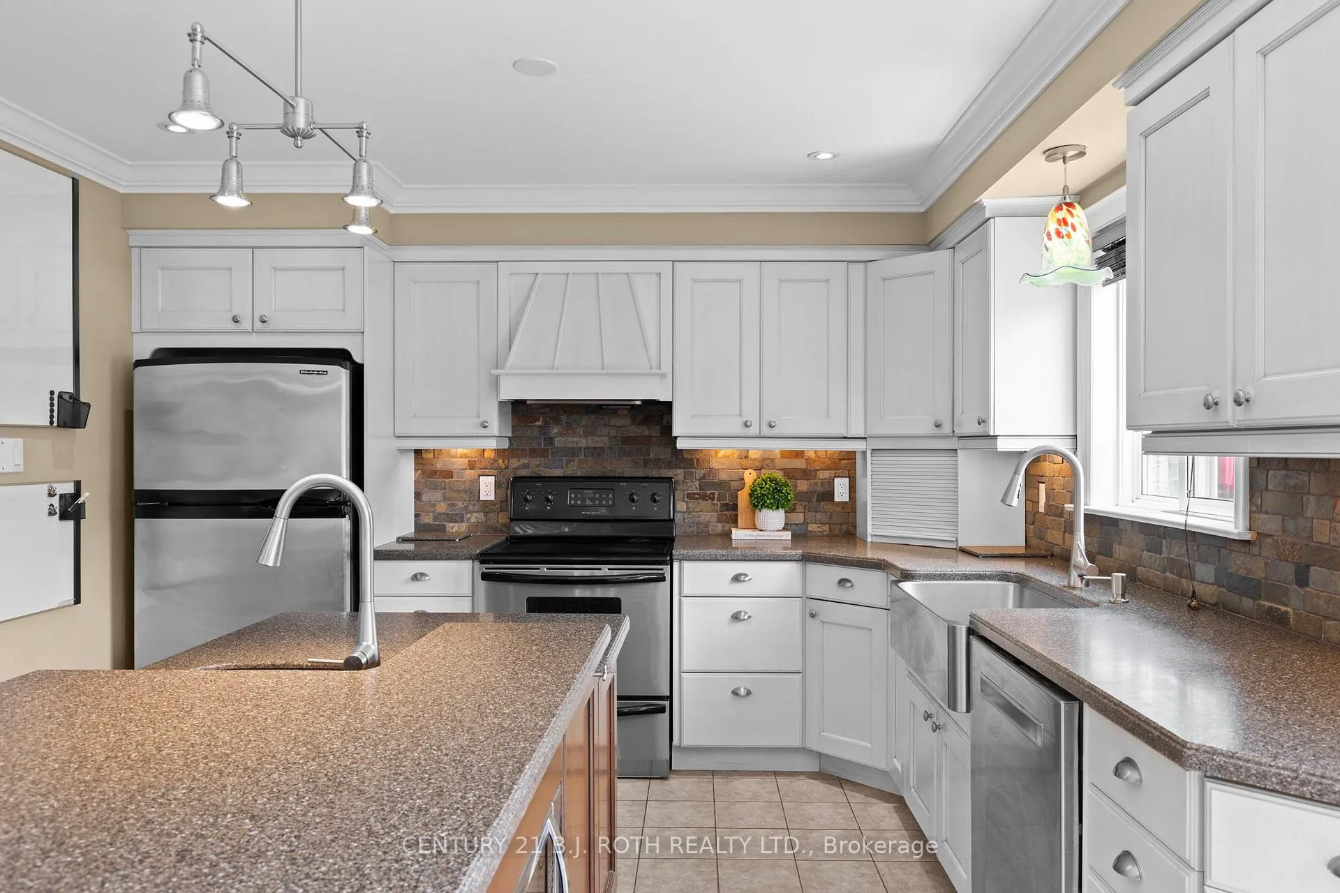 Photo 16 of 31 Emms Drive, Barrie, Holly — HOMEH