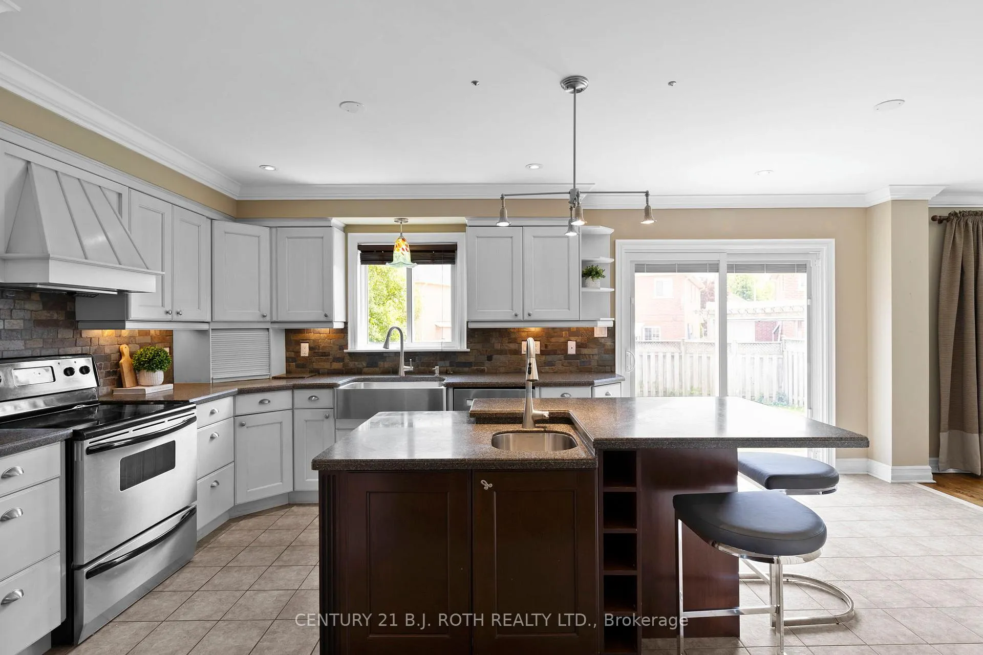 Photo 17 of 31 Emms Drive, Barrie, Holly — HOMEH