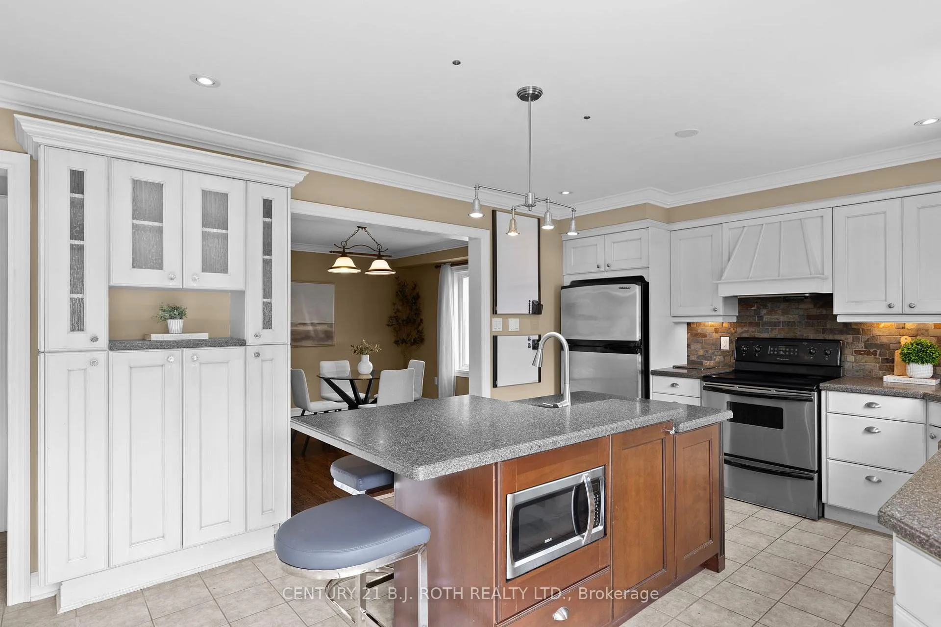 Photo 18 of 31 Emms Drive, Barrie, Holly — HOMEH