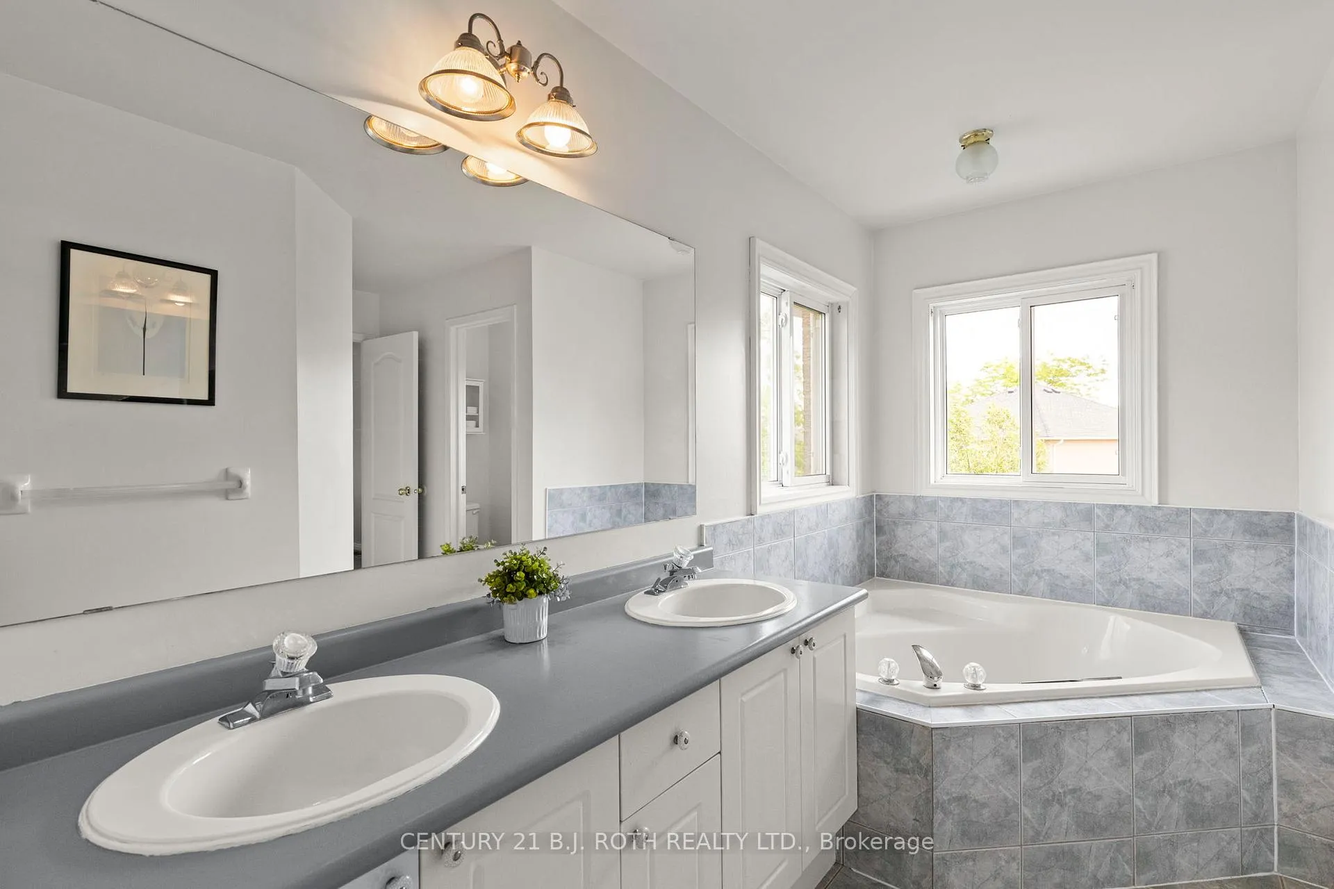Photo 21 of 31 Emms Drive, Barrie, Holly — HOMEH