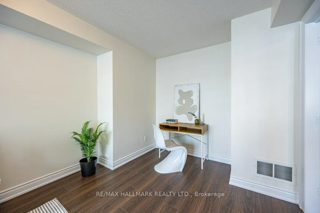 Photo 7 of 3 Chimes Lane, Etobicoke, Stonegate-Queensway — HOMEH