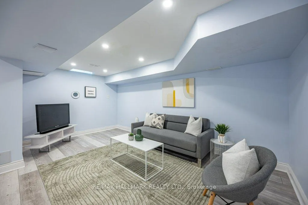 Photo 24 of 3 Chimes Lane, Etobicoke, Stonegate-Queensway — HOMEH