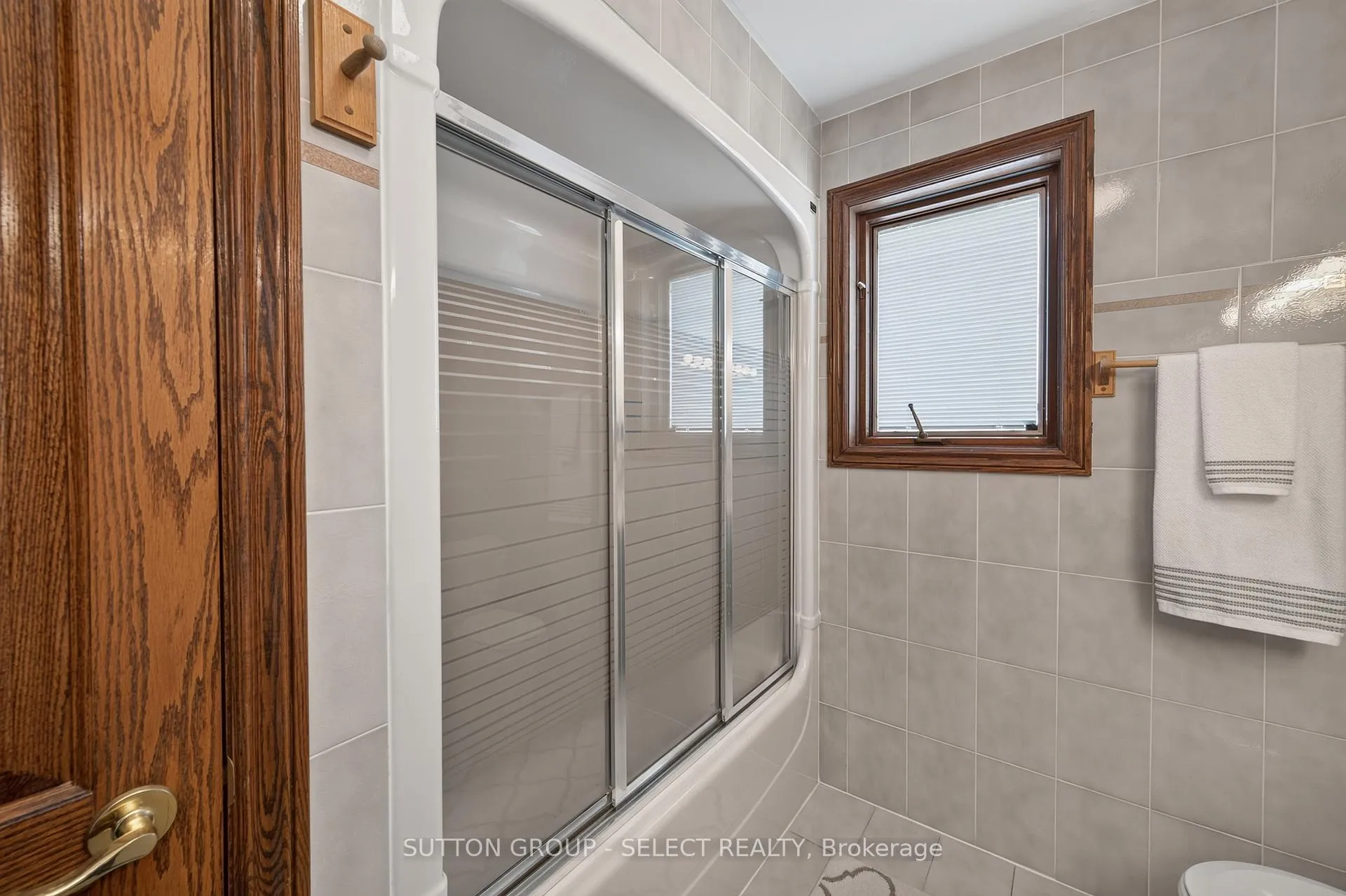 Photo 32 of 719 Franklinway Crescent, London, North A — HOMEH