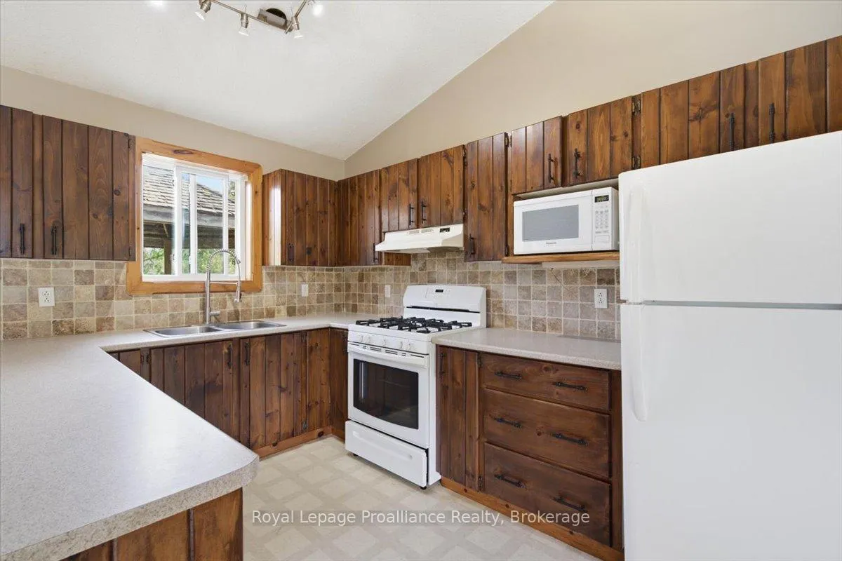 Photo 7 of 1005 Victoria Road, Prince Edward County, Ameliasburg Ward — HOMEH