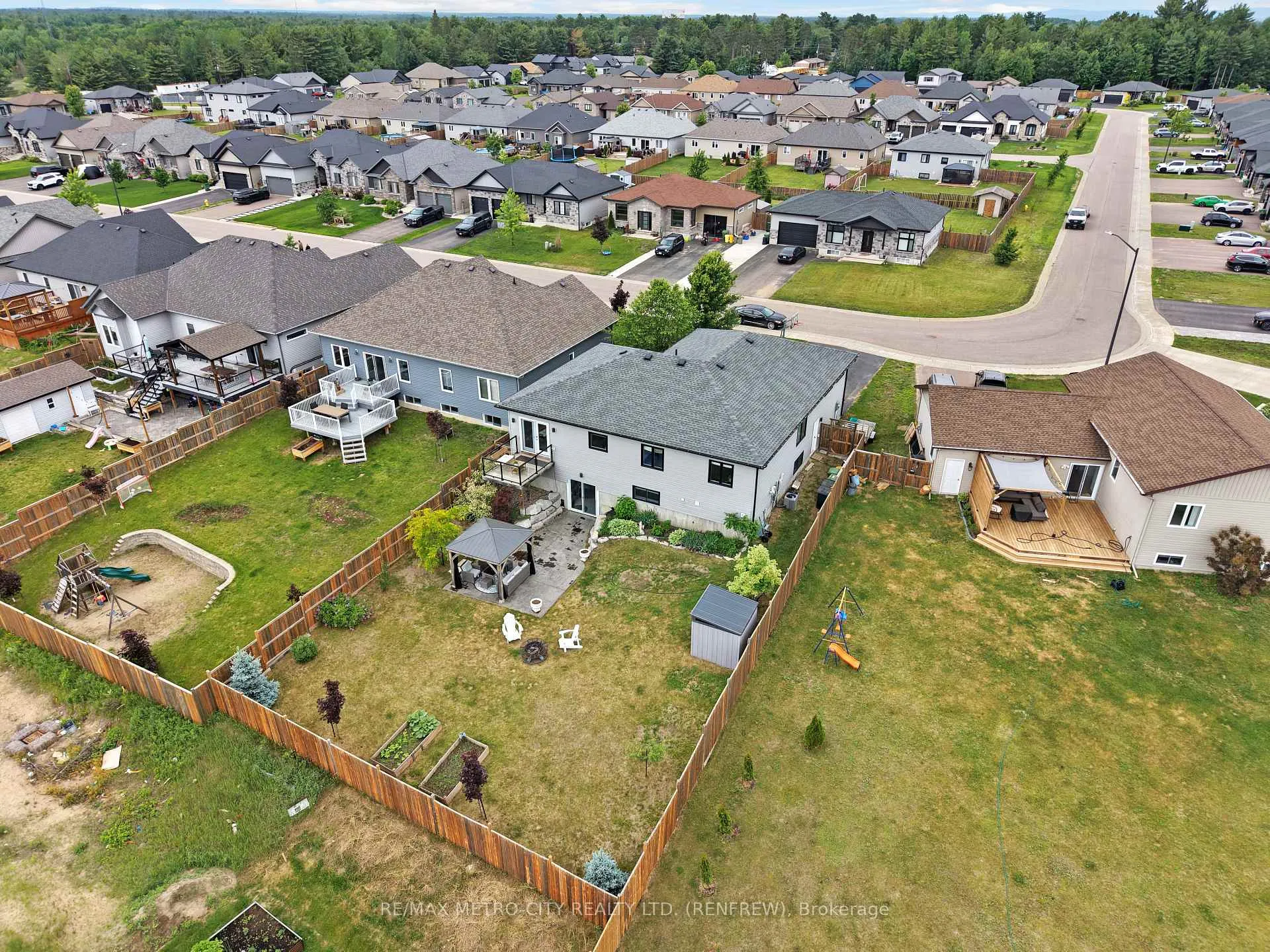 Photo 43 of 65 Noble Crescent, Petawawa, Petawawa — HOMEH