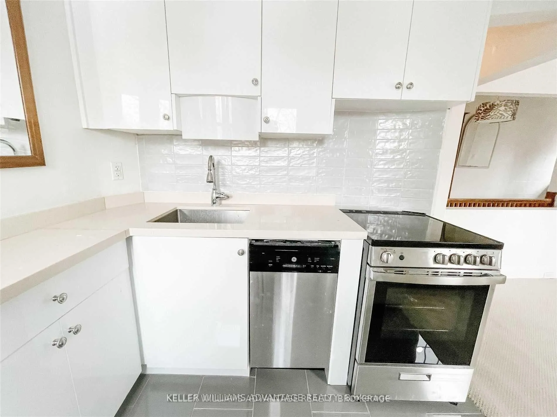 Photo 3 of Unit #Upper, 98 Woodycrest Avenue, Toronto, Danforth Village-East York — HOMEH