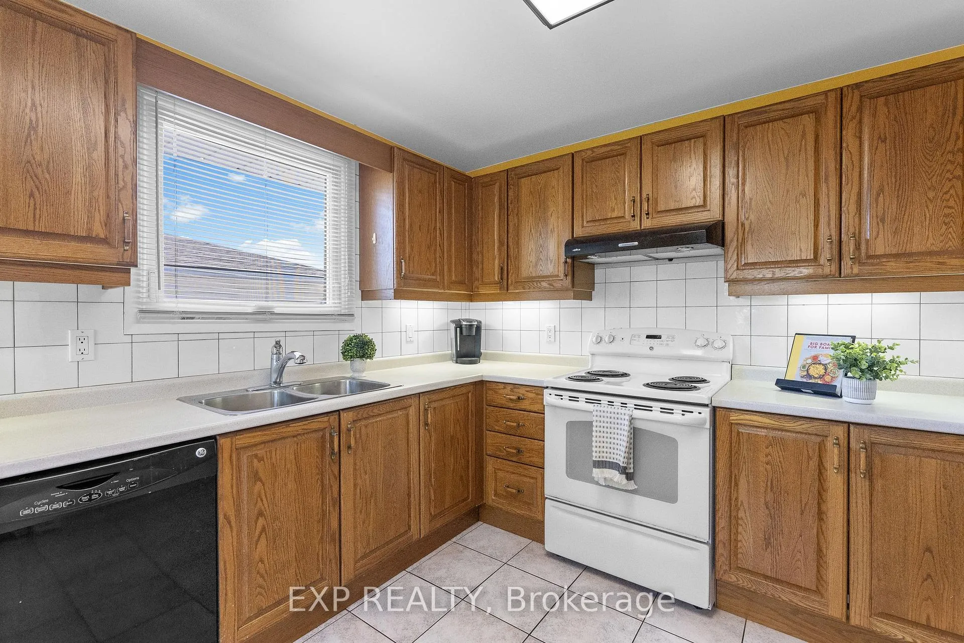 Photo 14 of 4083 Brookdale Drive, Niagara Falls, Ascot — HOMEH