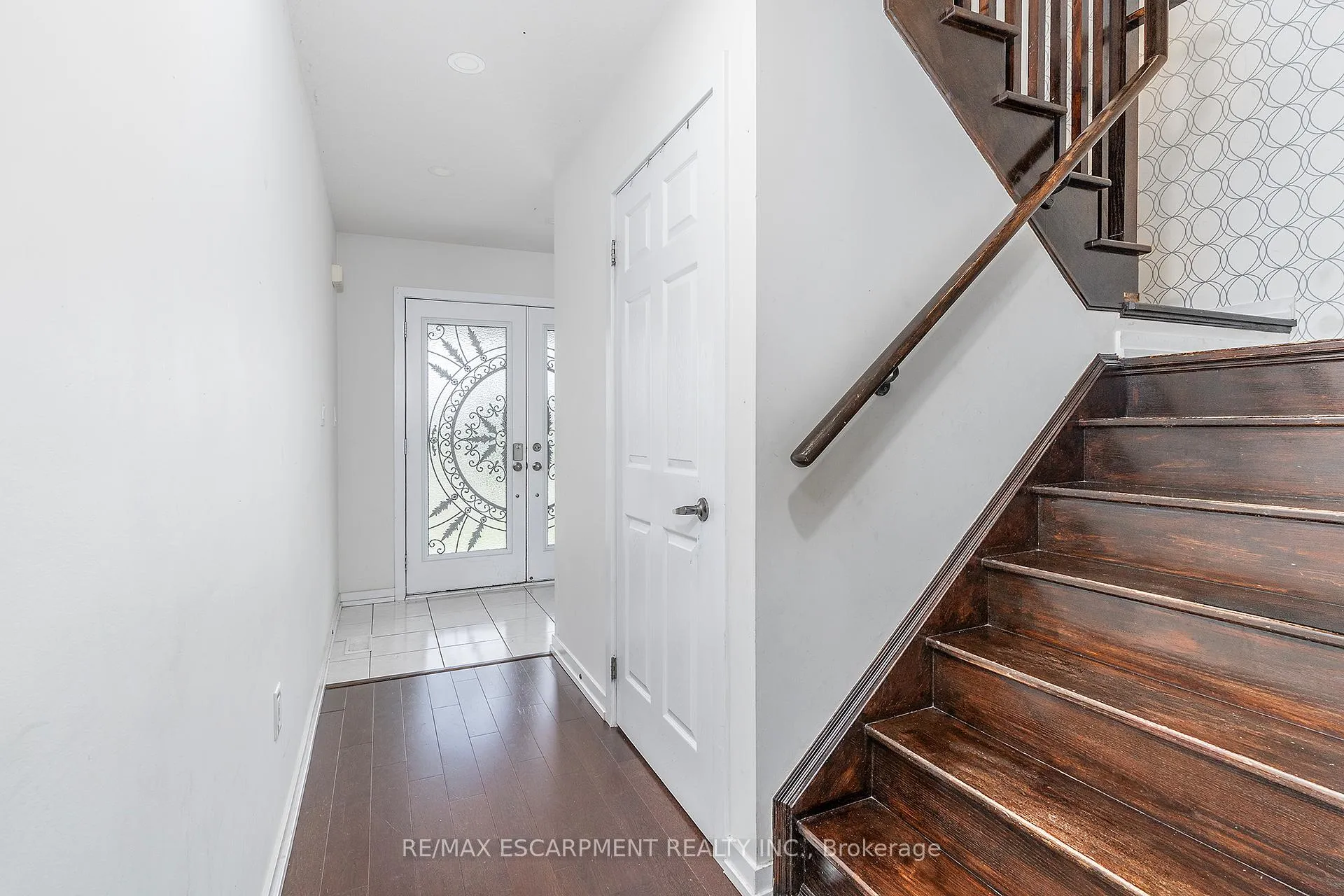 Photo 3 of 32 Hedges Crescent, Hamilton, Stoney Creek Mountain — HOMEH
