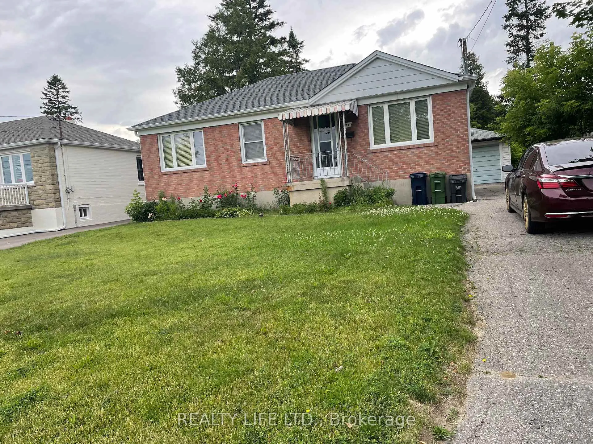 Photo 1 of 24 Battersea Crescent, North York, Maple Leaf — HOMEH