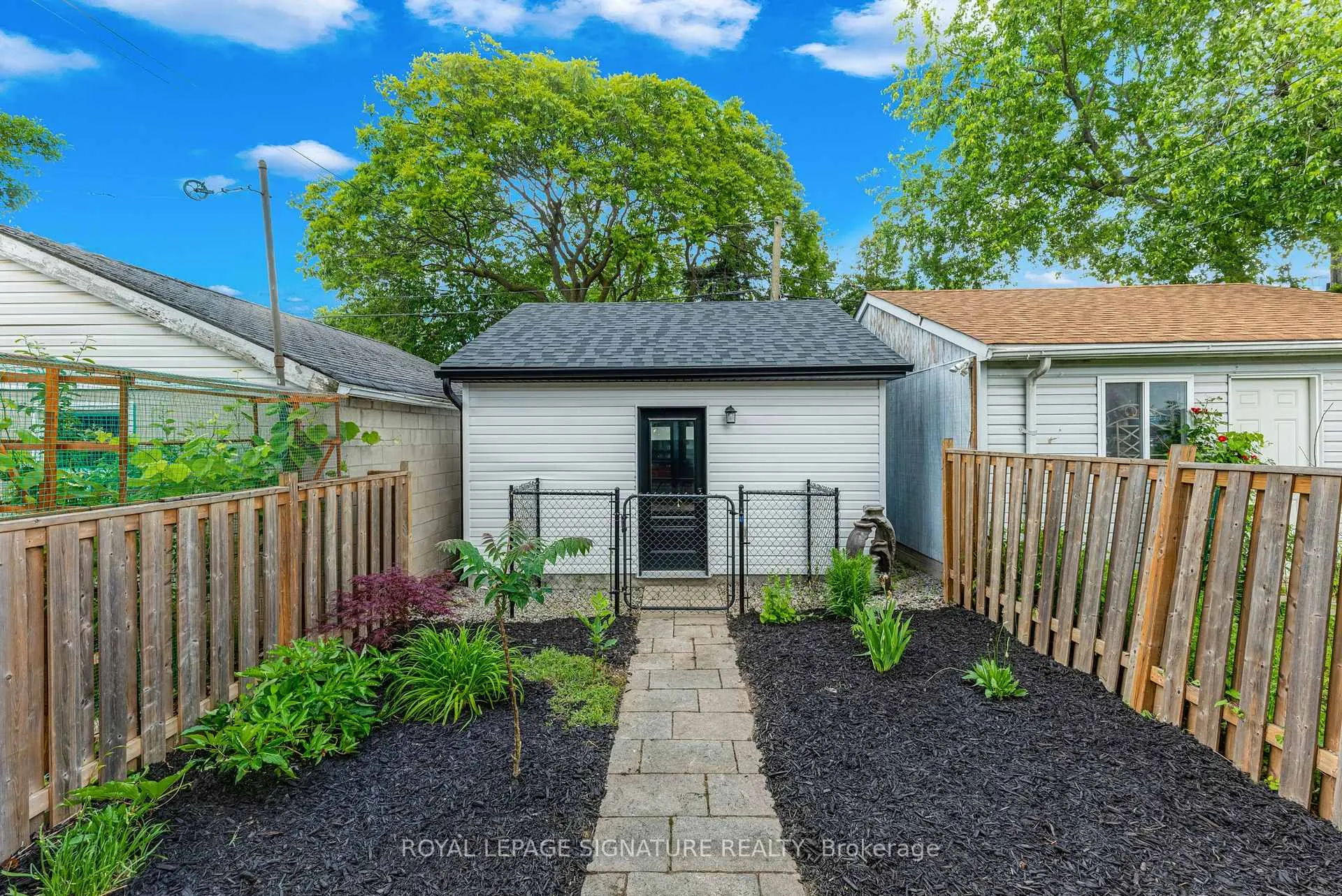 Photo 33 of 16 Essex Street, Toronto, Dovercourt-Wallace Emerson-Junction — HOMEH
