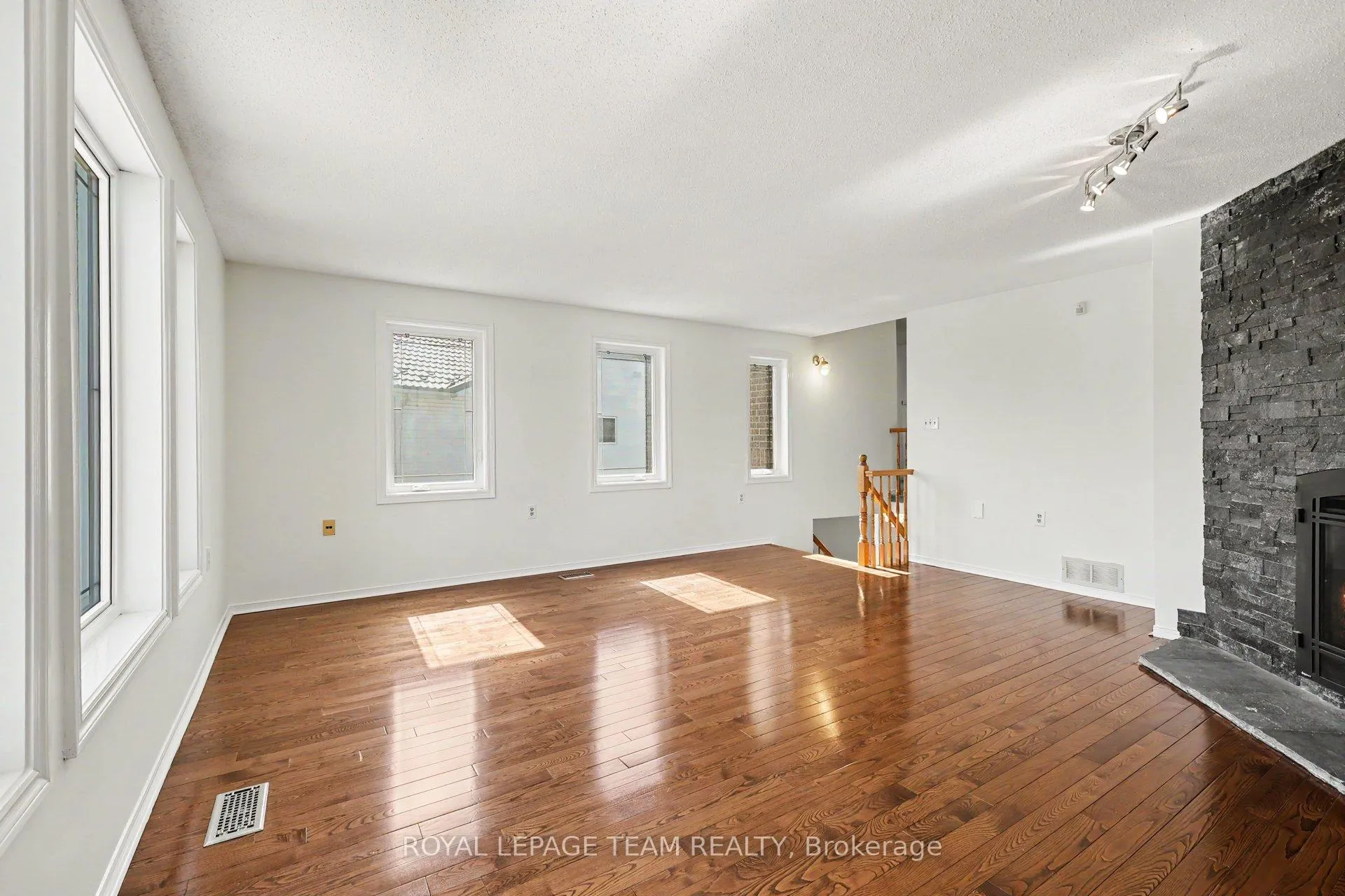 Photo 17 of 25 Beamish Crescent, Ottawa, Kanata - Morgan's Grant/South March — HOMEH