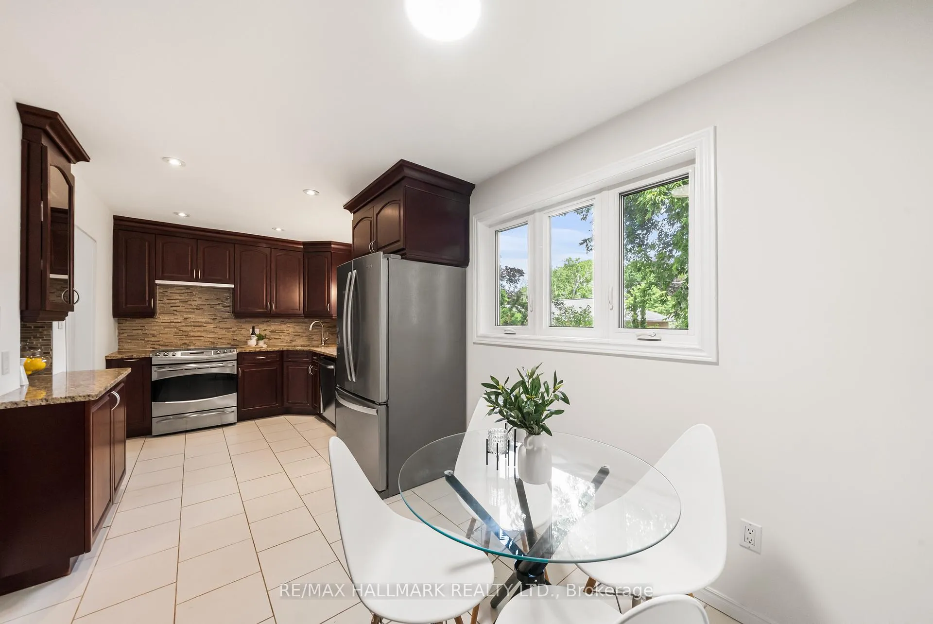 Photo 16 of 65 Allview Crescent, North York, Bayview Village — HOMEH