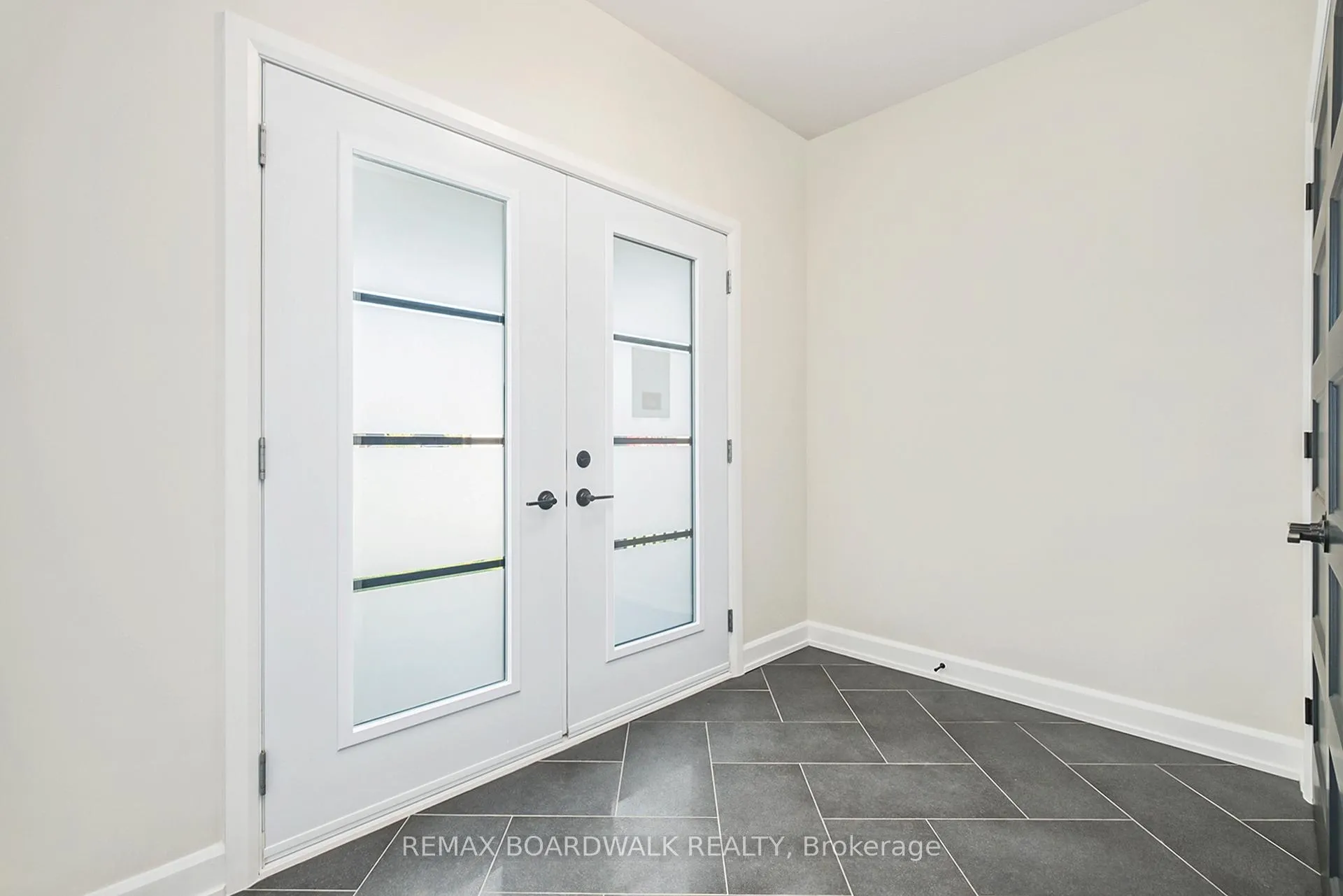 Photo 2 of 1064 Chablis Crescent, Russell, Embrun — HOMEH