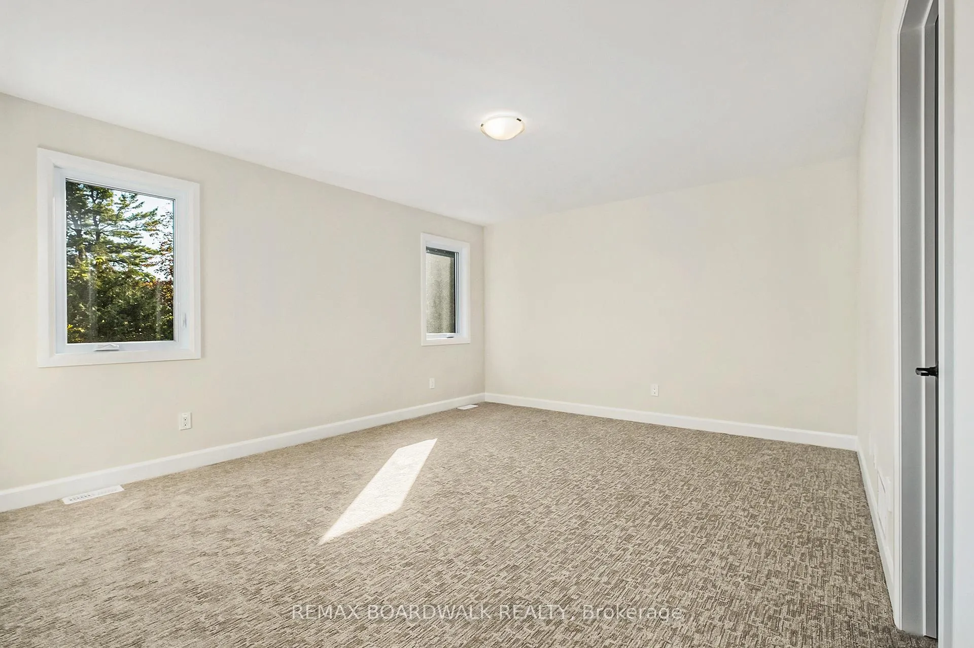 Photo 9 of 1064 Chablis Crescent, Russell, Embrun — HOMEH