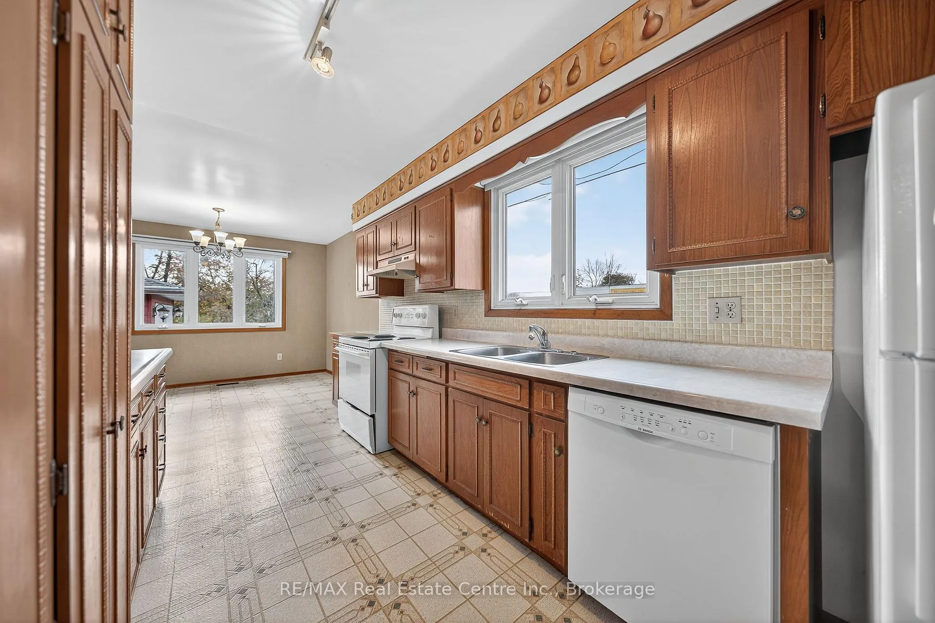 Photo 10 of 497 Victoria Street S, Kitchener, Northward — HOMEH