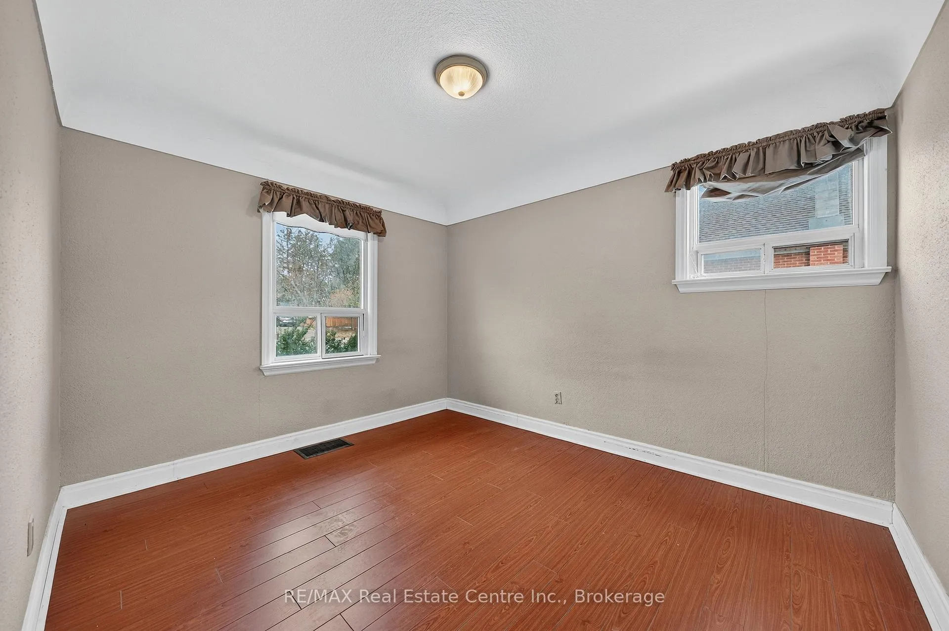 Photo 18 of 497 Victoria Street S, Kitchener, Northward — HOMEH