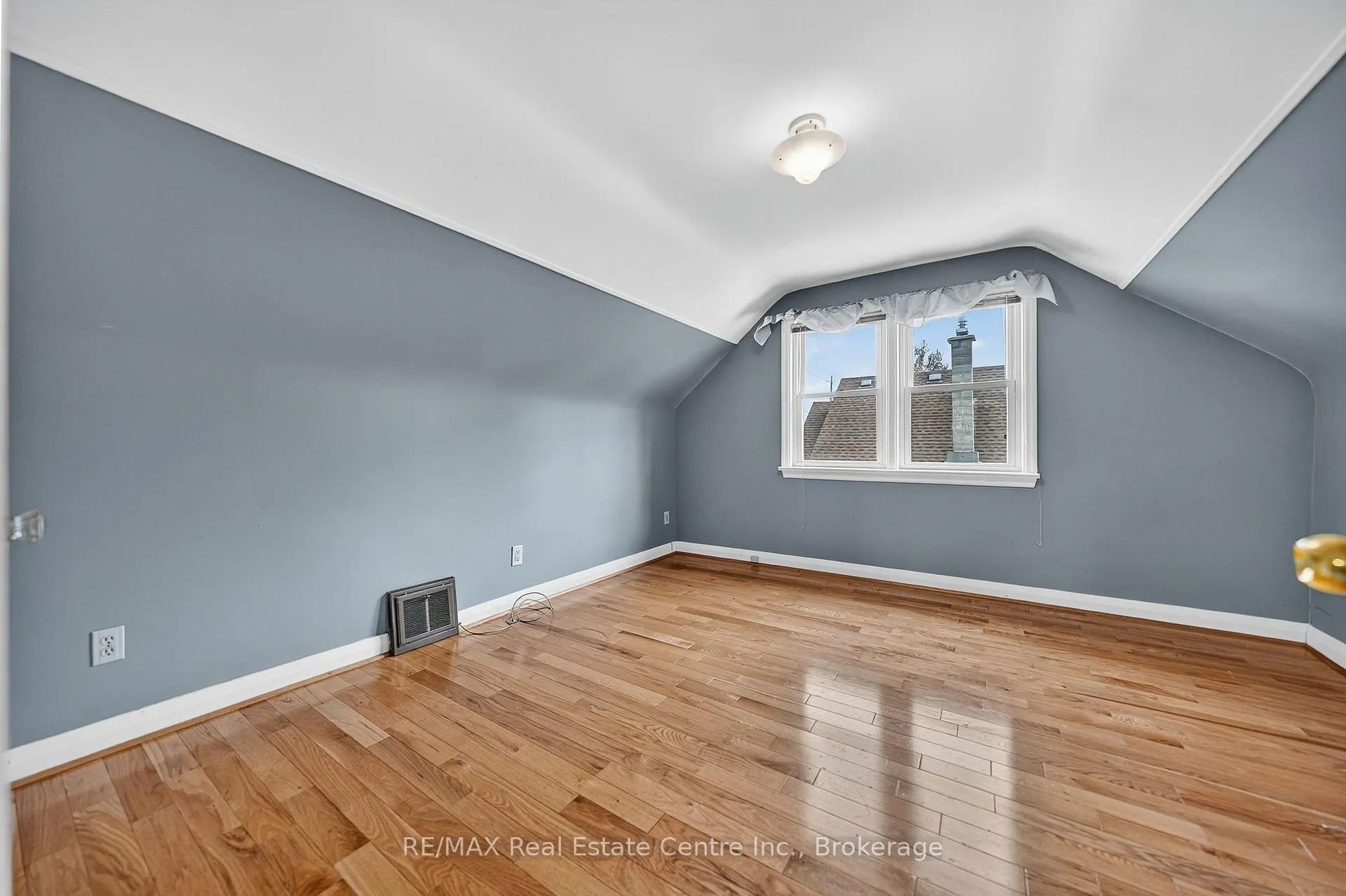 Photo 23 of 497 Victoria Street S, Kitchener, Northward — HOMEH