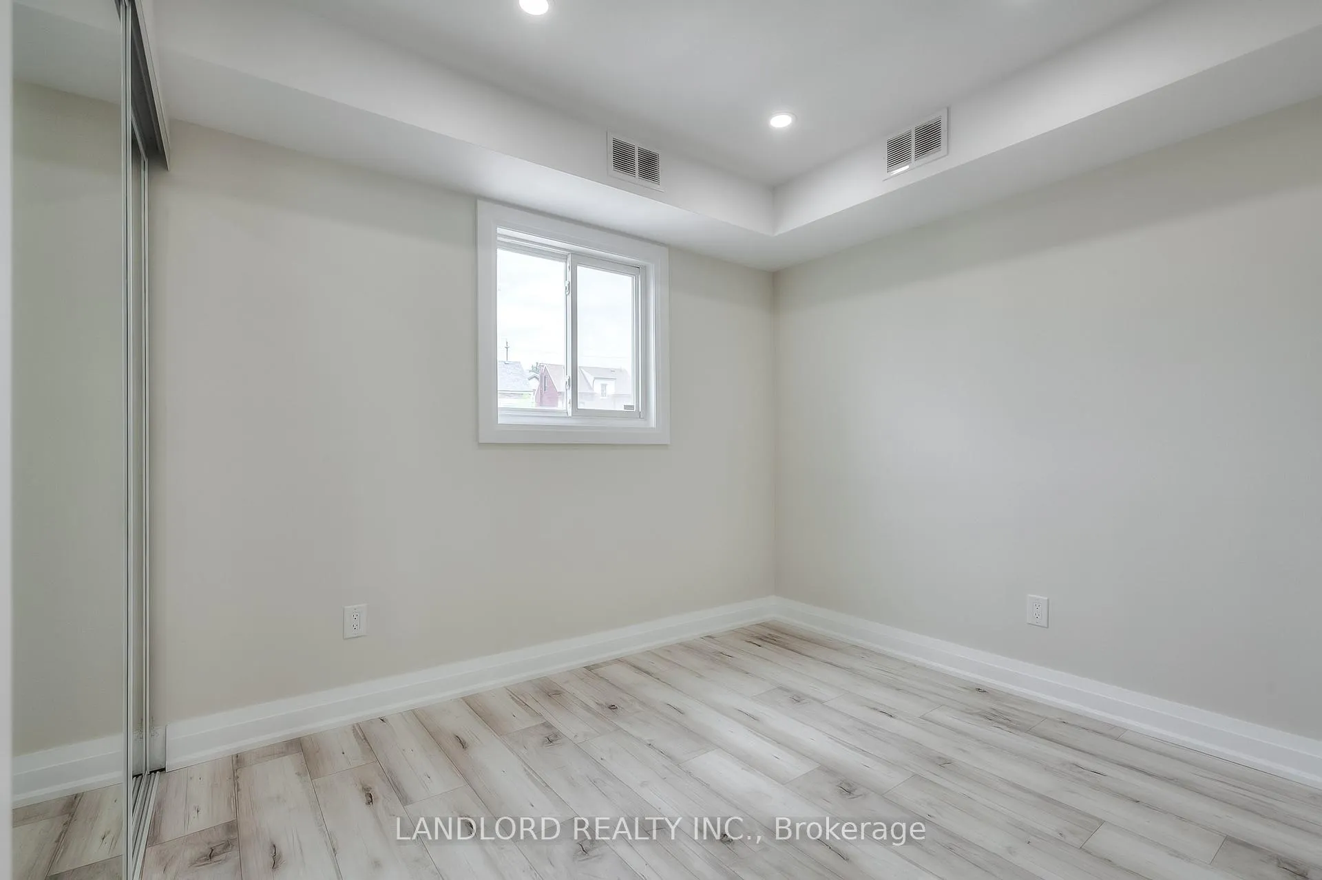Photo 8 of Unit Main, 36 Yore Road, North York, Beechborough-Greenbrook — HOMEH