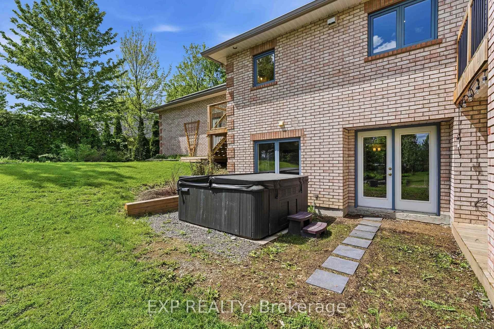 Photo 6 of 1264 Barnwell Crescent, Ottawa, Navan — HOMEH