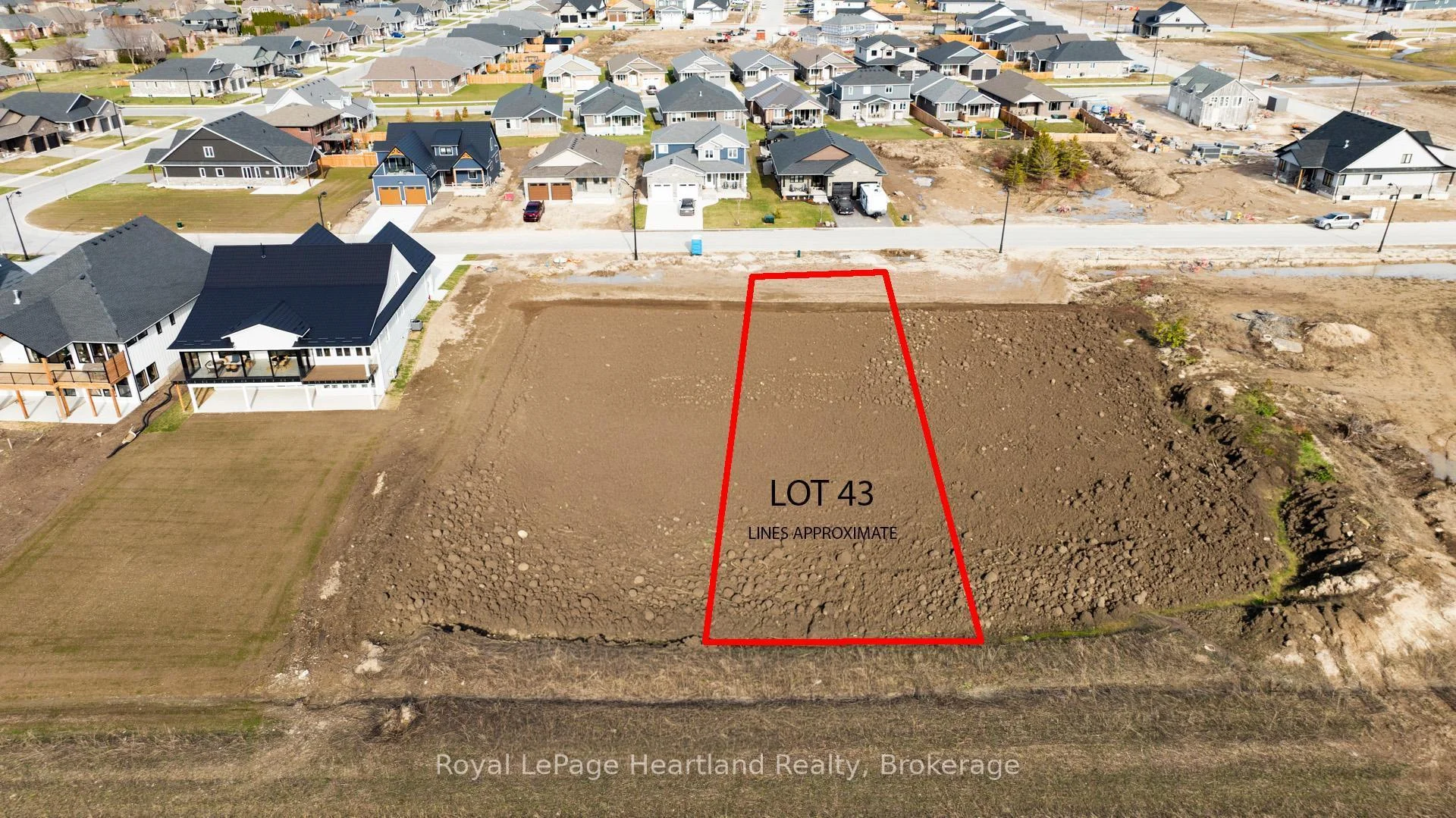 Photo 4 of 472 Coast Drive, Goderich, Goderich (Town) — HOMEH