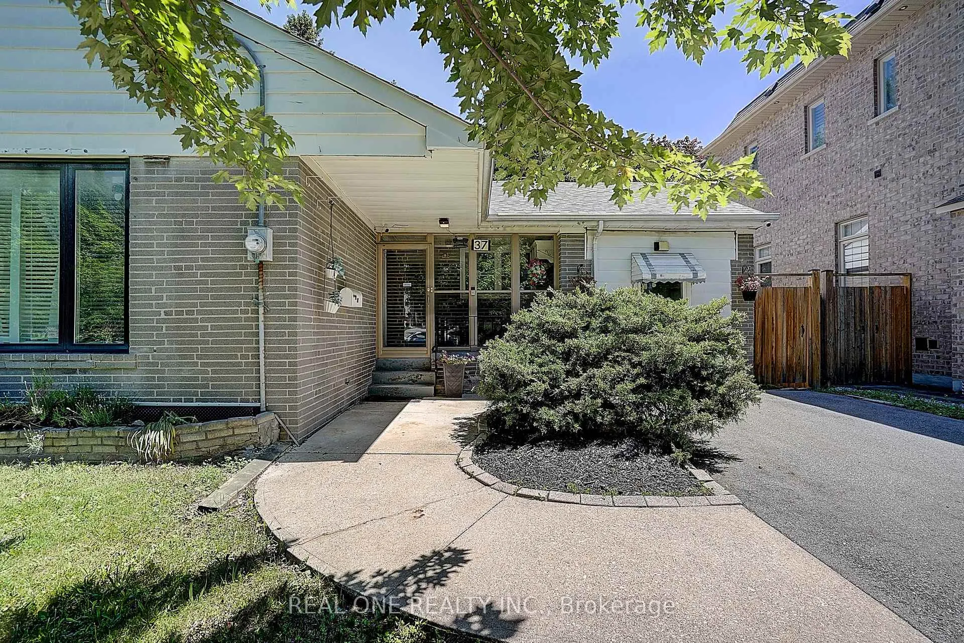 Photo 2 of 37 Lauralynn Crescent, Scarborough, Agincourt South-Malvern West — HOMEH