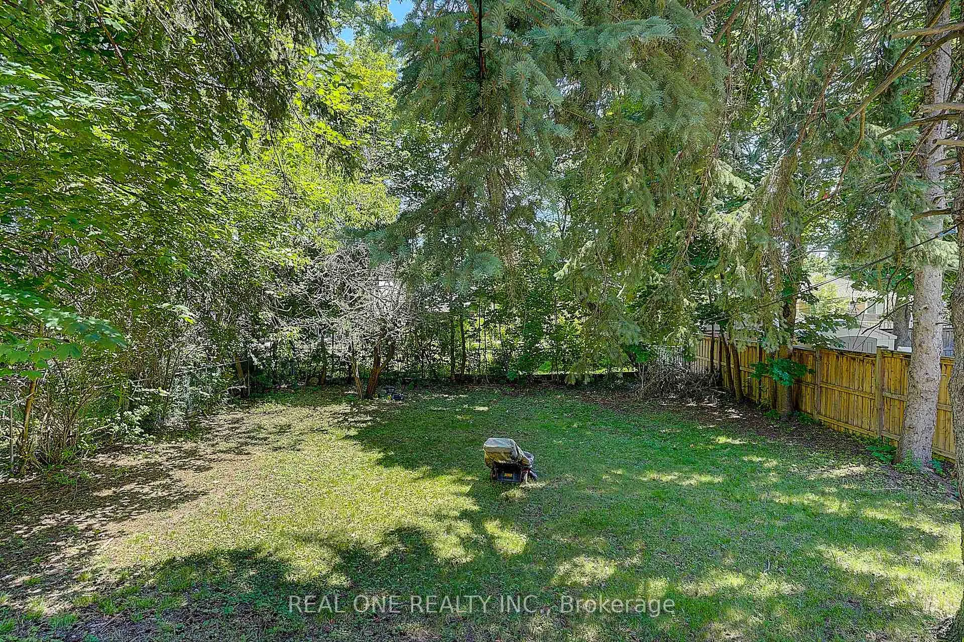 Photo 3 of 37 Lauralynn Crescent, Scarborough, Agincourt South-Malvern West — HOMEH