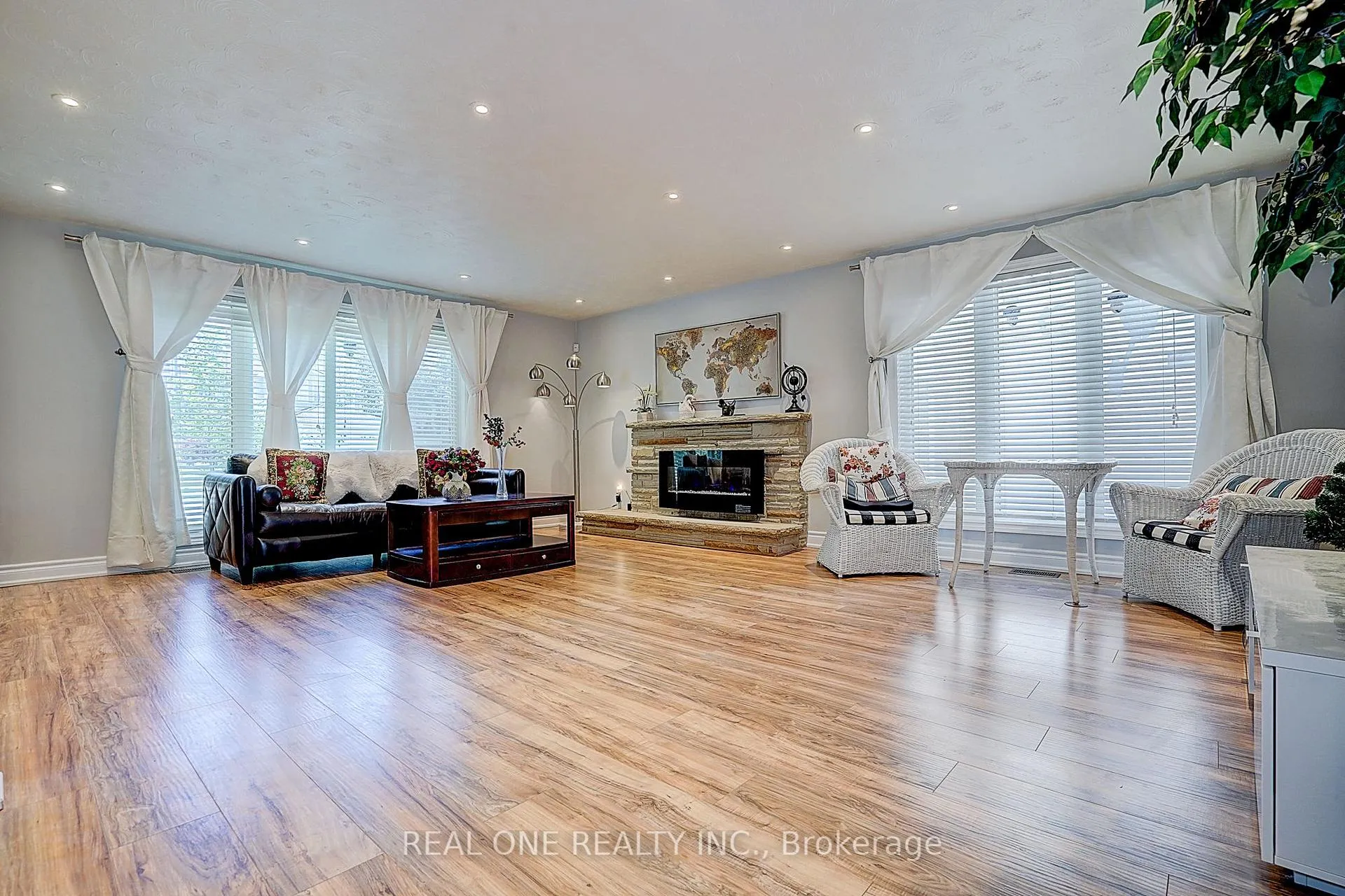 Photo 4 of 37 Lauralynn Crescent, Scarborough, Agincourt South-Malvern West — HOMEH