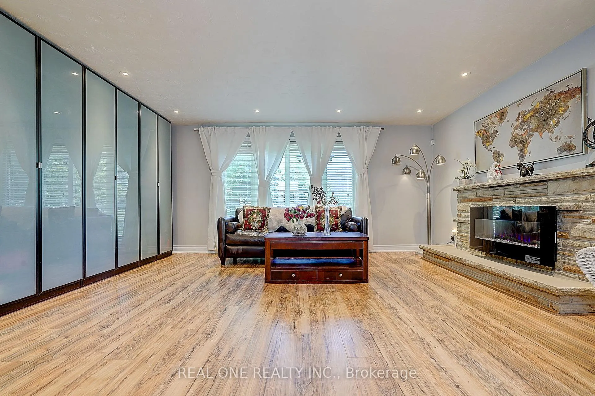 Photo 5 of 37 Lauralynn Crescent, Scarborough, Agincourt South-Malvern West — HOMEH