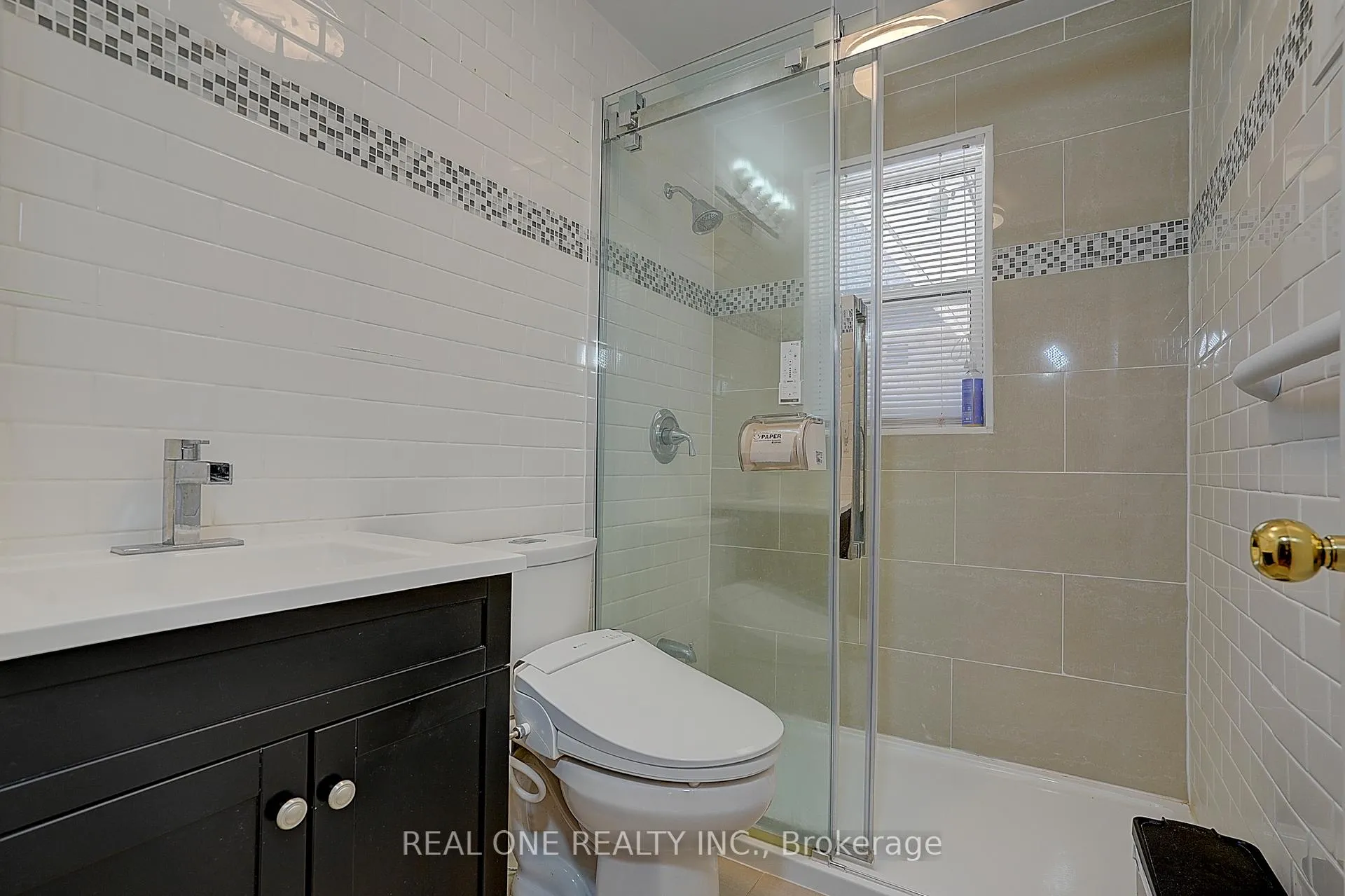 Photo 16 of 37 Lauralynn Crescent, Scarborough, Agincourt South-Malvern West — HOMEH